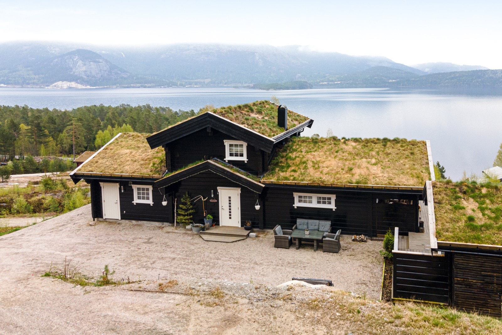 Hytta har en naturskjønn beliggenhet på Naurak i Nissedal kommune og ligger høyt i terrenget med vakker utsikt over vannet og fjellene. Galleribilde