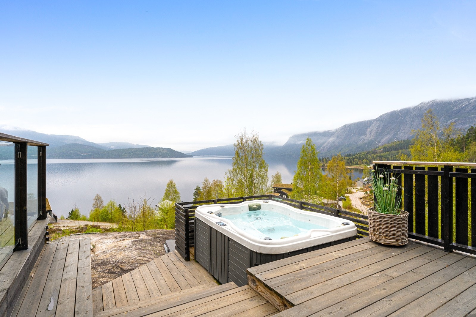 Jacuzzi og vakker utsikt over Nisser Galleribilde