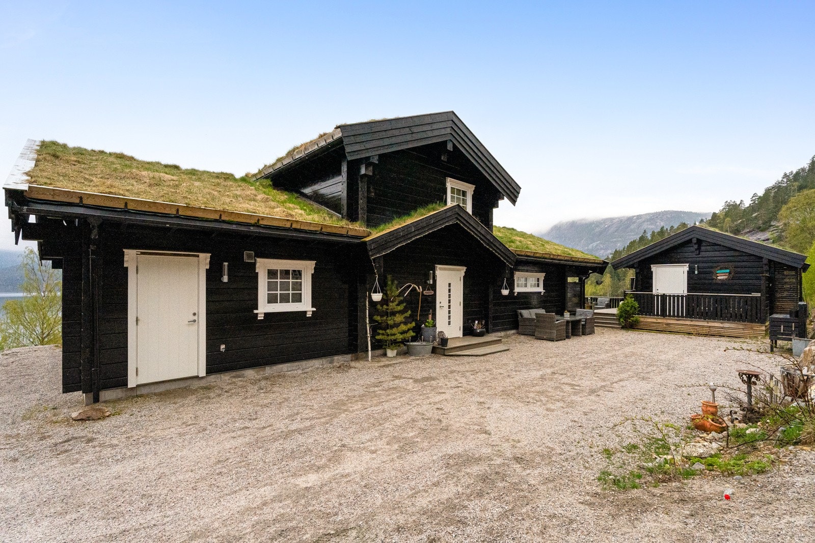 Stor, gruset gårdsplass med flere biloppstillingsplasser. Galleribilde