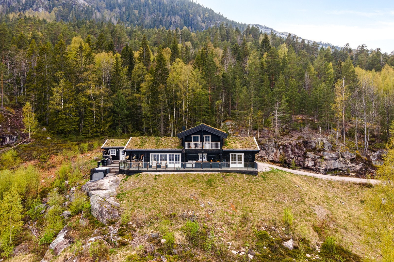 På vinterstid er det oppkjørte skiløyper innover i terrenget og det er ett fantastisk turområde for fjellski. Galleribilde