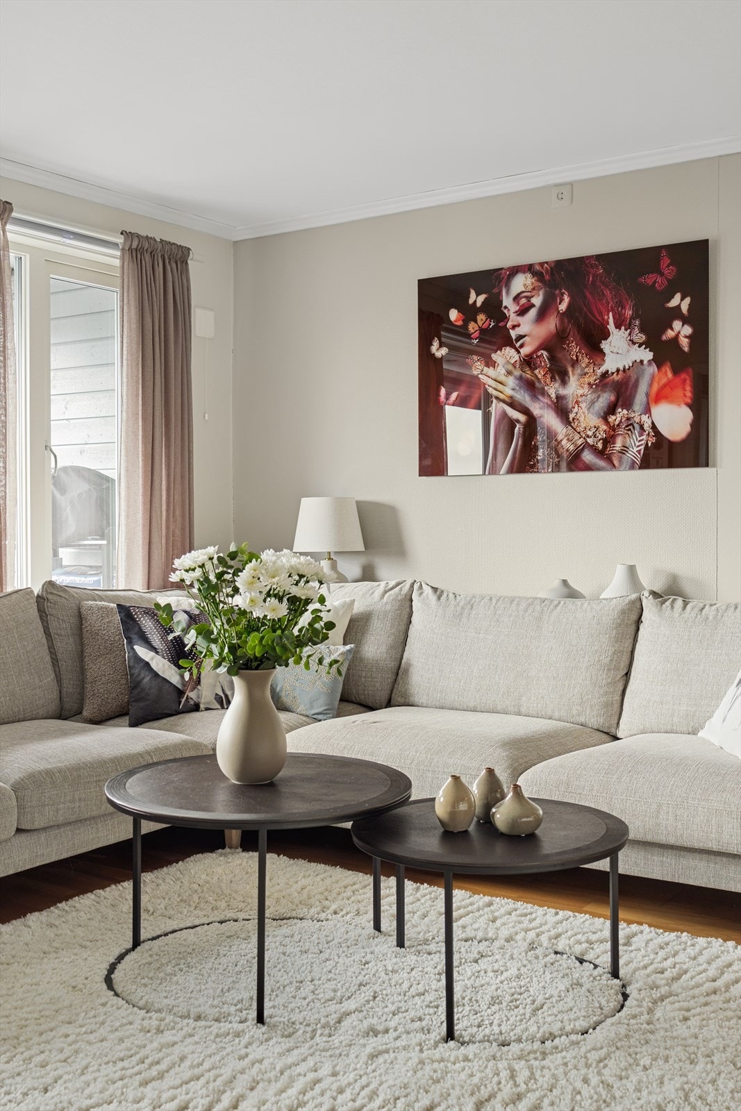 Sjarmerende stue med utgang til romslig terrasse! Galleribilde