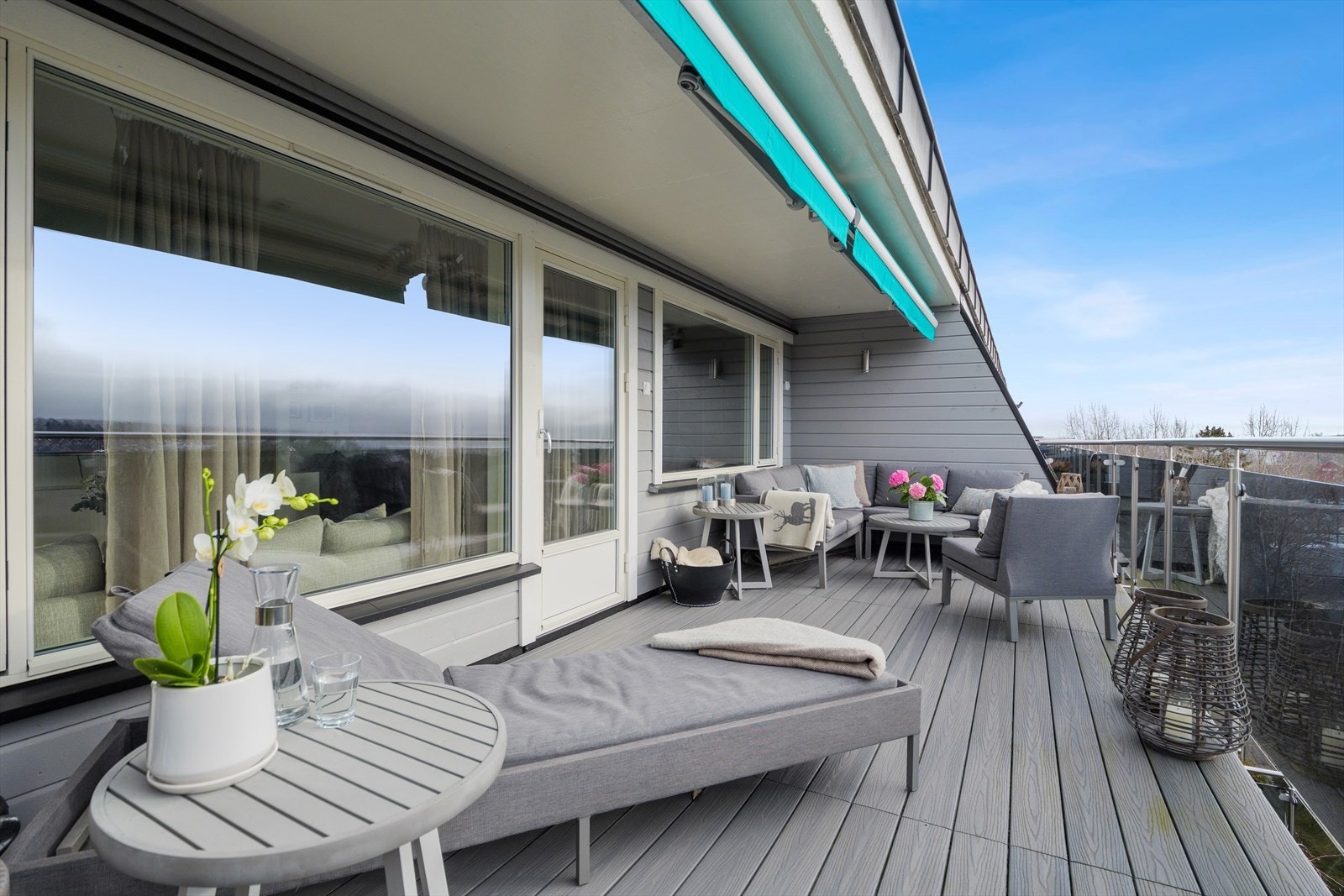 Her har du solrik terrasse med havutsikt! Galleribilde