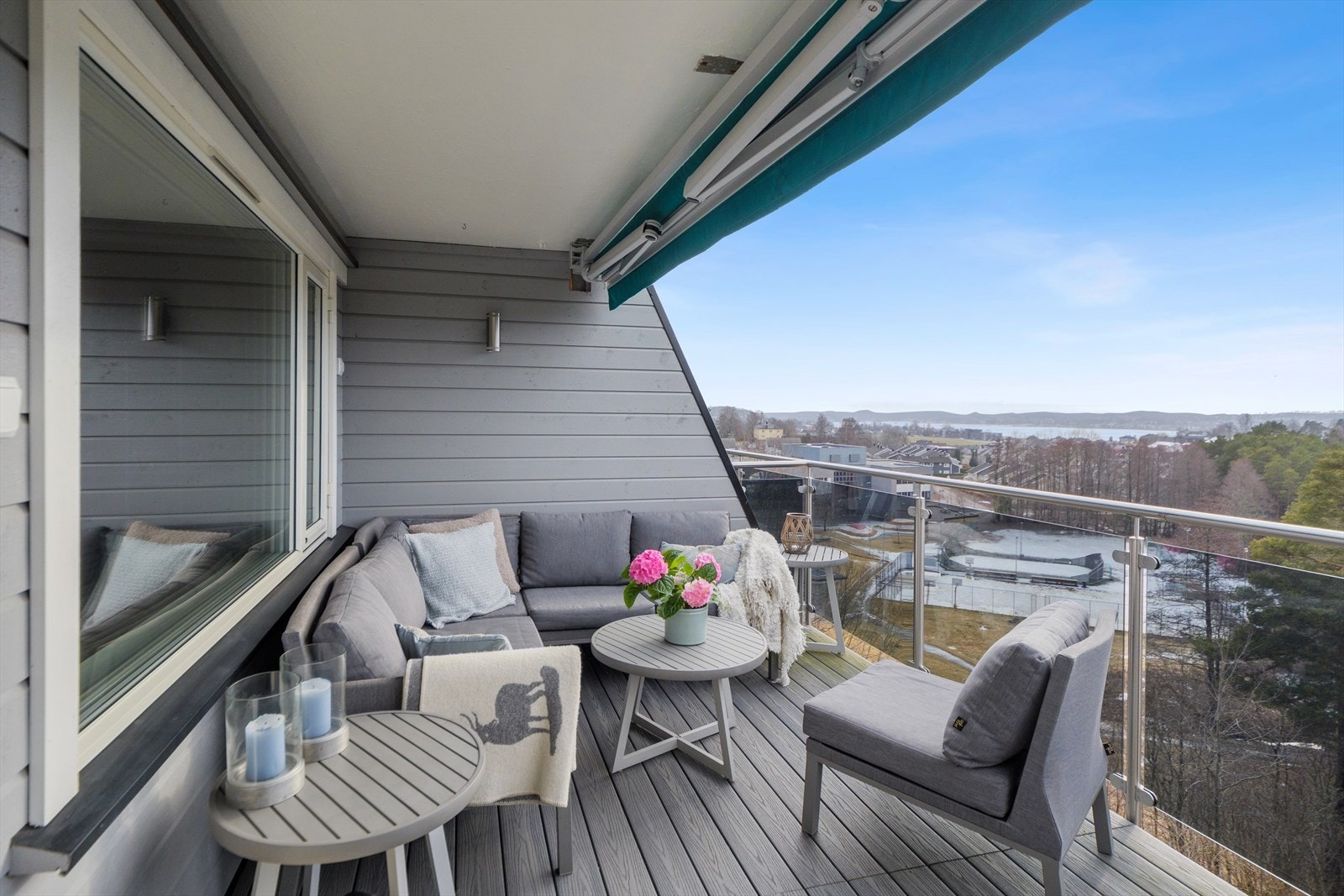 Usjenert vestvendt terrasse på 19 kvm med nydelig utsikt over Tønsberg! Galleribilde