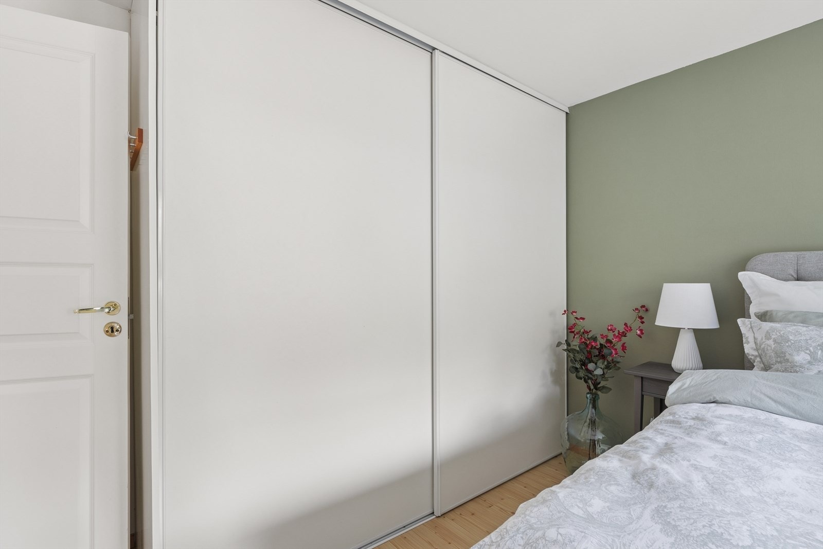 Stor skyvedørsgarderobe på soverom med praktiske oppbevaringsmuligheter! Galleribilde