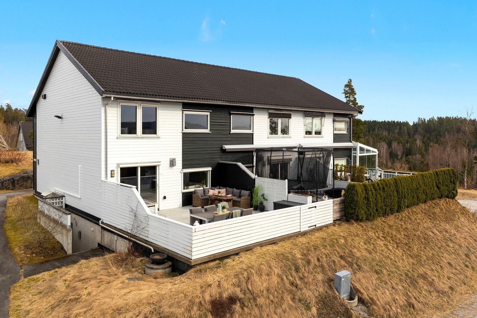 Her har du muligheten å sikre deg et rekkehus på ende med god planløsning, stor terrasse og garasjeplass i kjeller. Galleribilde
