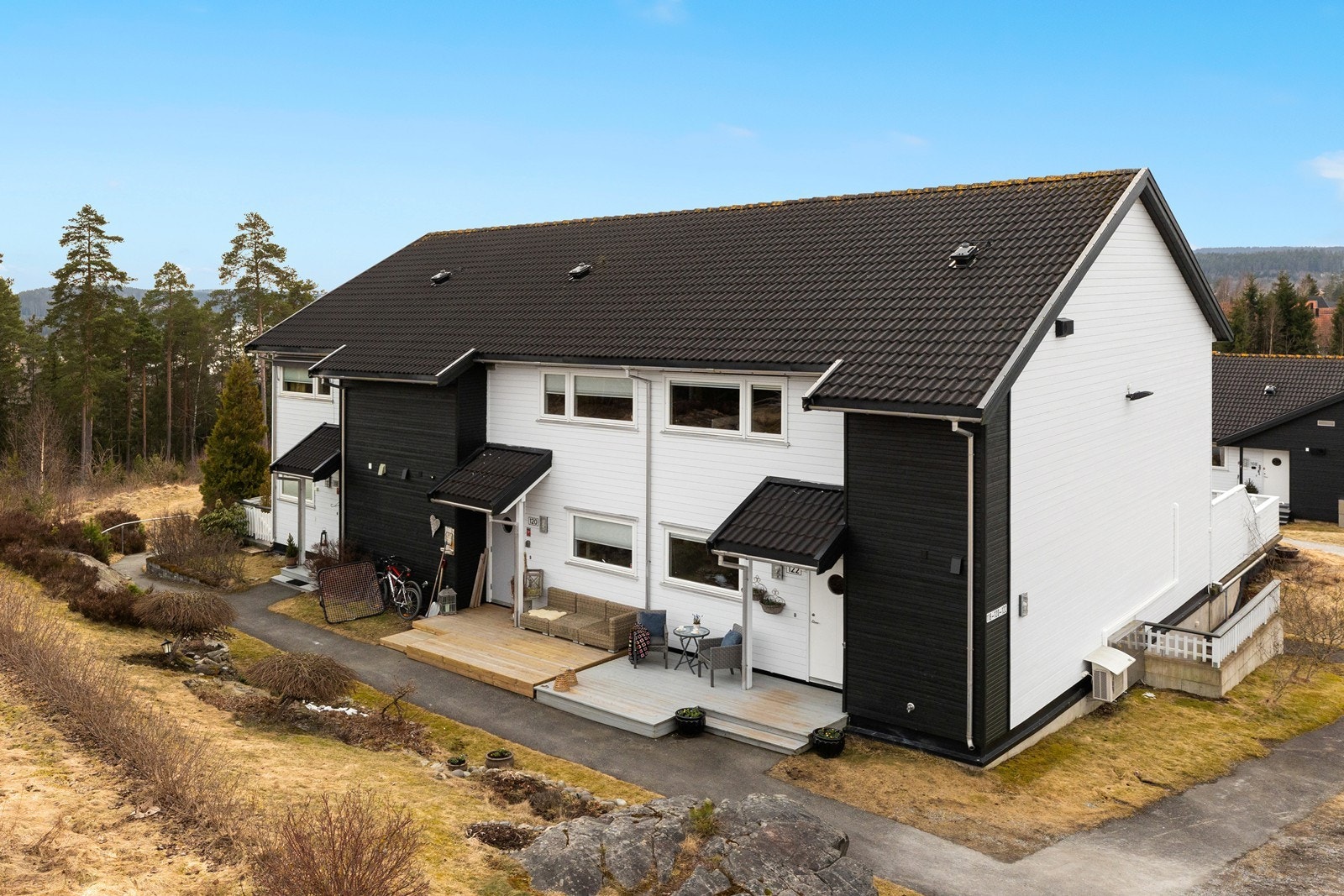Tilgangen til gode fasiliteter i området gjør at denne boligen passer like godt til småbarnsfamilien som til de eldre som ønsker et enkelt og godt boende. Galleribilde