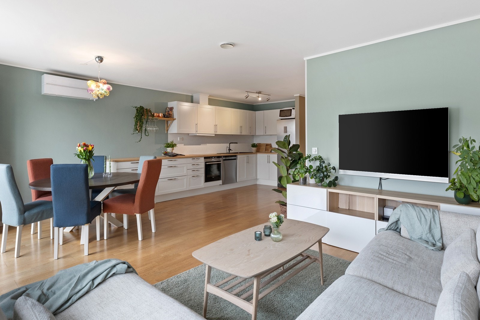 Stuen er lettmøblert der sofagruppe, TV-møbler, spisebord, reoler og veggoppheng har sin naturlige plass. Galleribilde