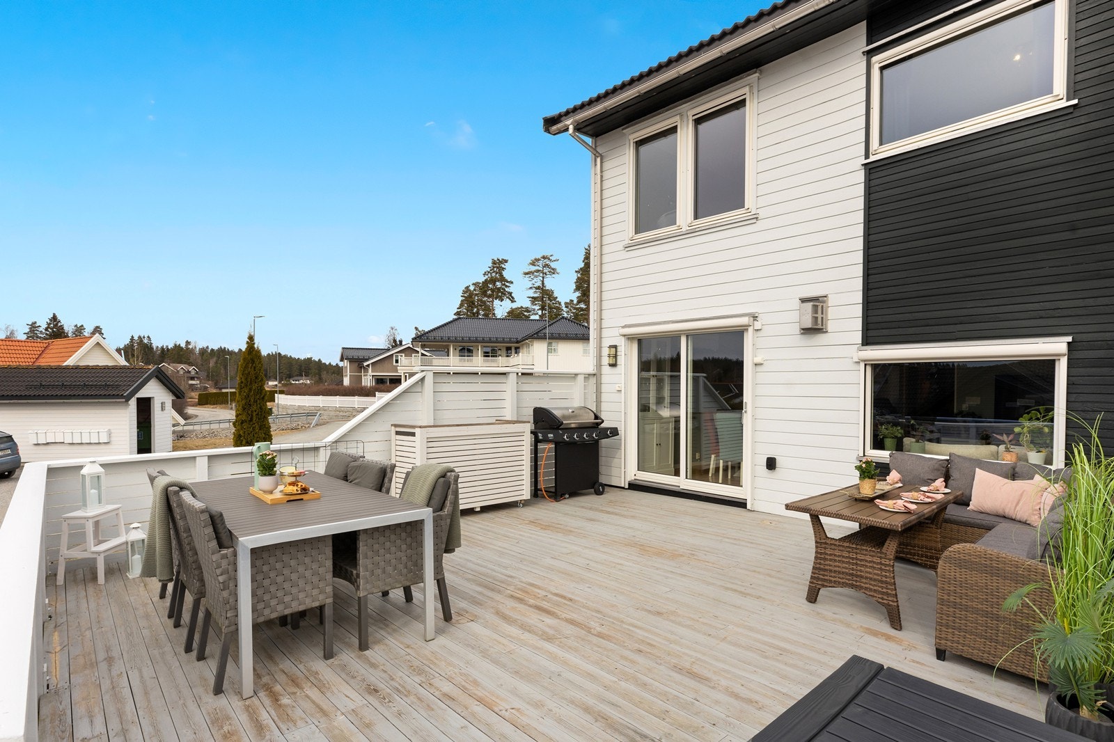 Romslig terrasse med gode solforhold og plass for sittegruppe, grill, solsenger og mer. Galleribilde
