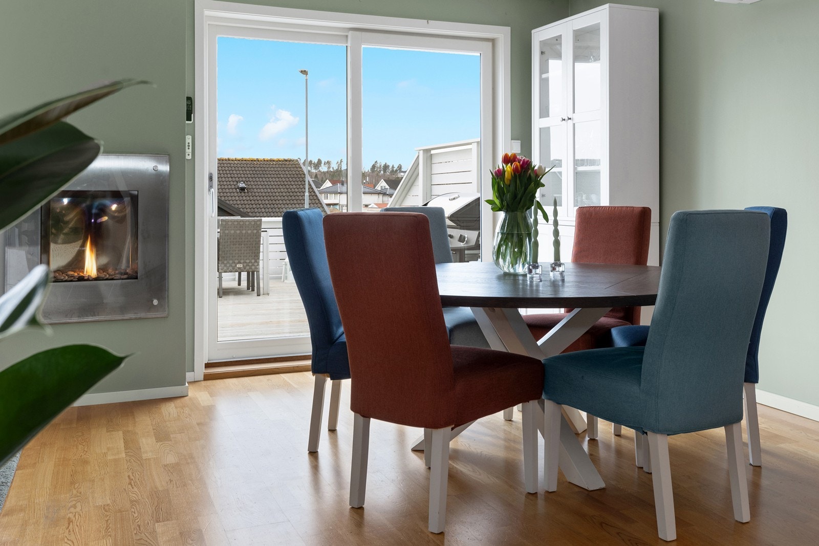 Rommet har godt med dagslys og utgang til en stor solrik terrasse på 39 kvm vendt mot sydvest. Galleribilde