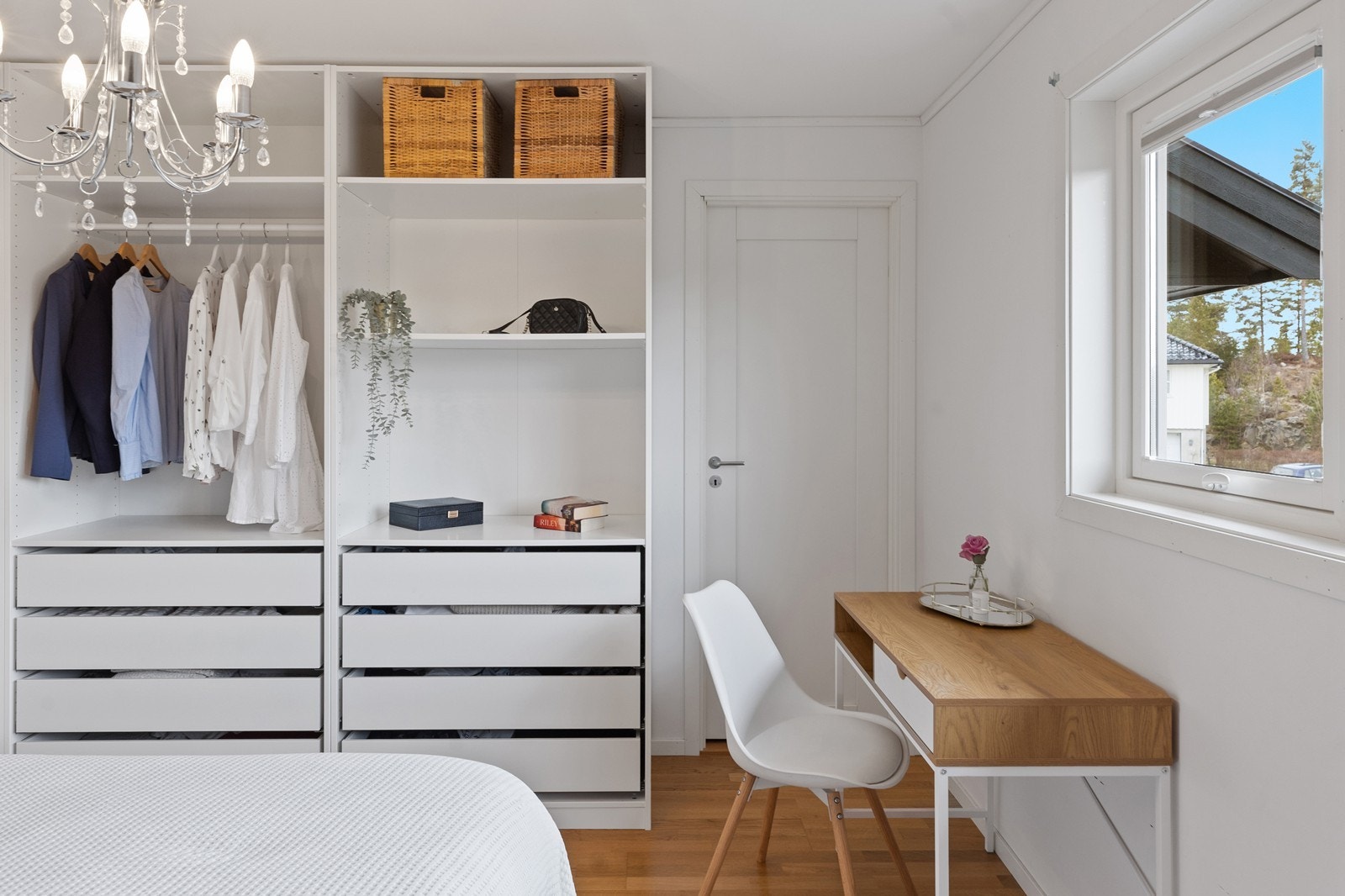Hovedsoverommet har god plass for dobbeltseng og tilhørende nattmøbler og egen tilgang til walk-in closet. Galleribilde