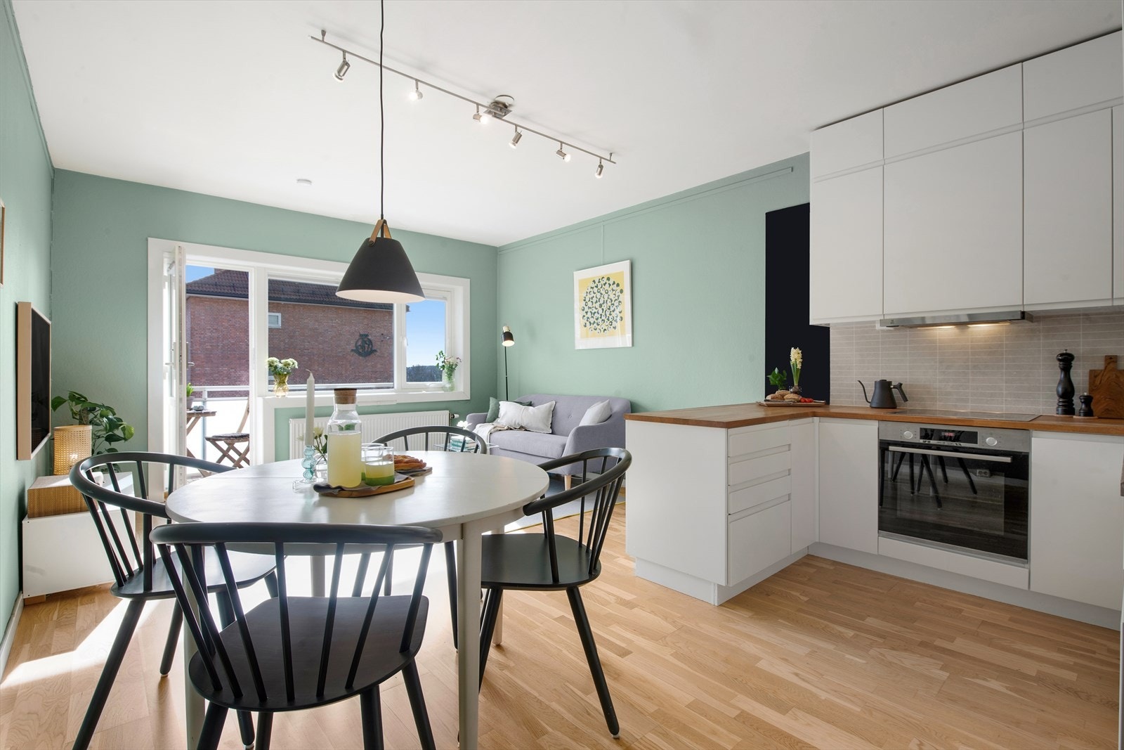 Niklas Linné Elshøy v/ DNB Eiendom har gleden av å presentere en lys og gjennomgående 3-roms med en solrik balkong. Galleribilde