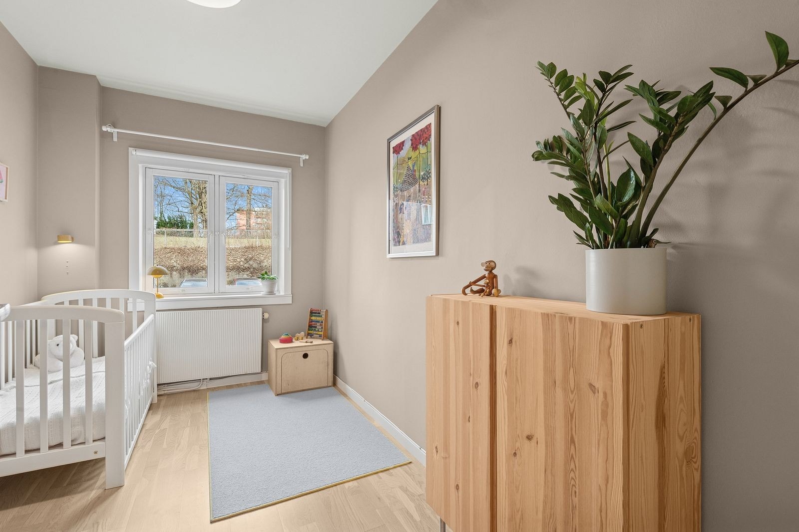 Soverom 2 passer utmerket som barnerom/kontor, men har også god plass til dobbeltseng og garderobe Galleribilde