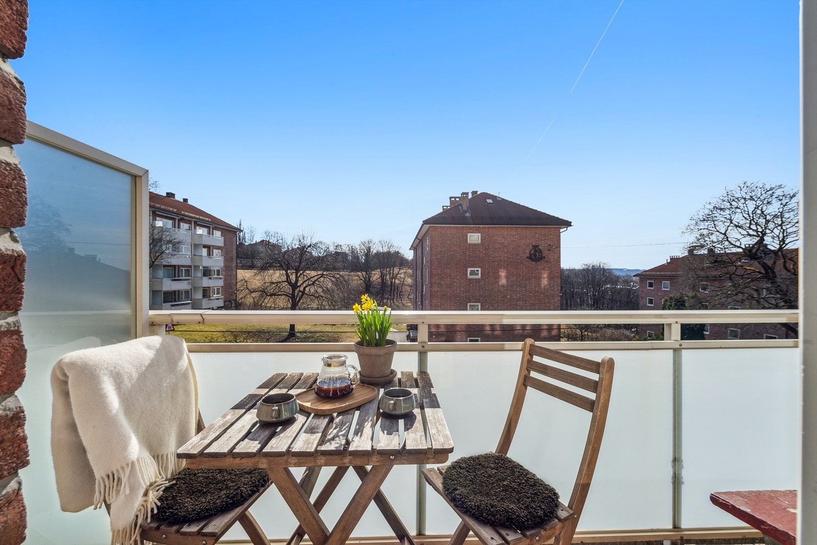 Fra stuen er det utgang til en sydvendt balkong på ca. 4 m² Galleribilde