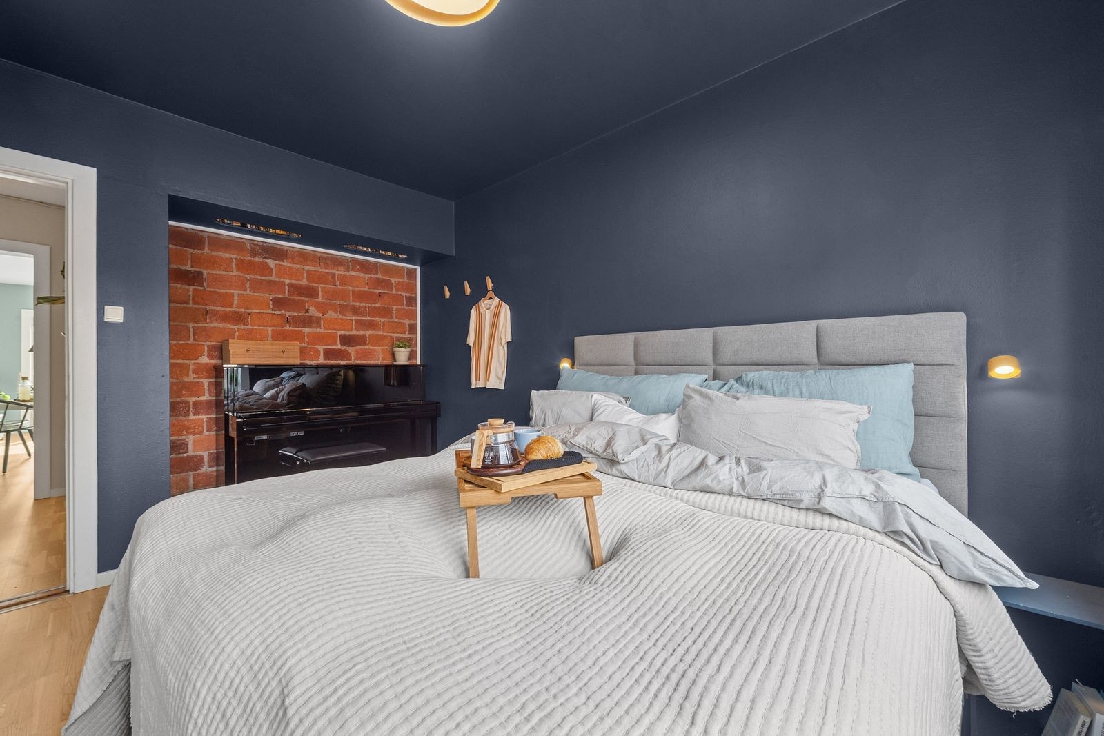 Nisjeløsningen med teglstein er et fint sted for kontorpult eller ekstra oppbevaring. Galleribilde