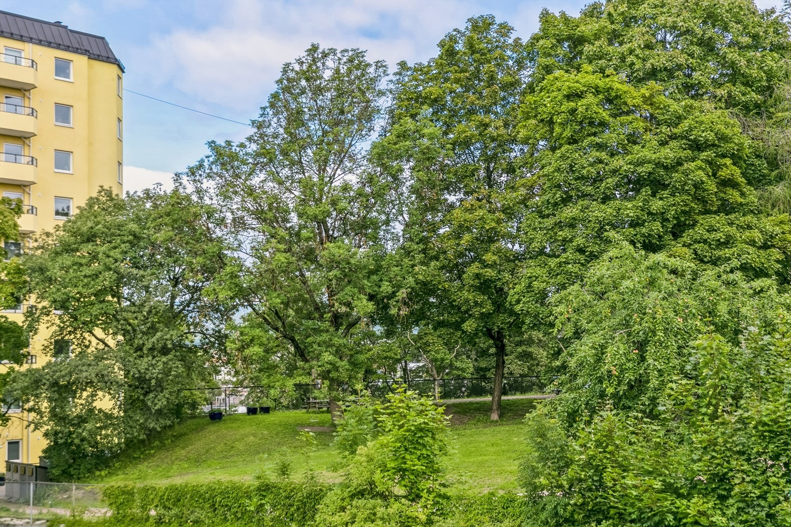 Skulpturparken som du ser ut fra soveromsvinduene Galleribilde
