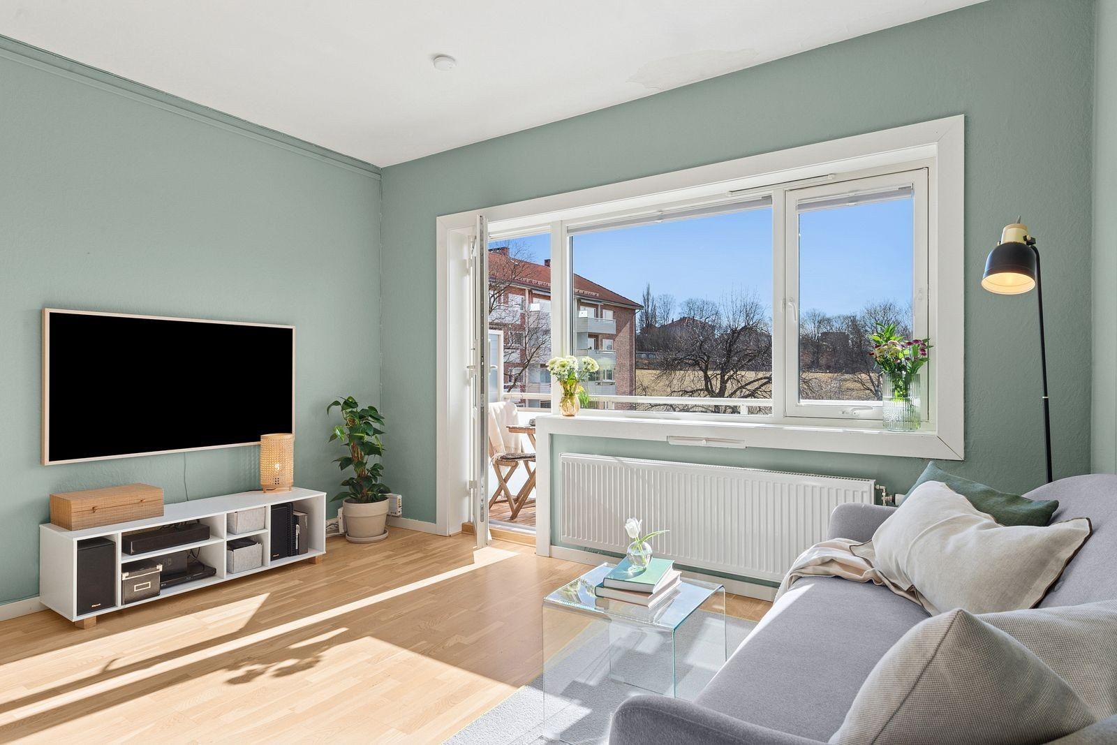 Boligens stue fremstår som lys og romslig, her får du rikelig med lysinnslipp som bidrar til en hyggelig atmosfære. Galleribilde