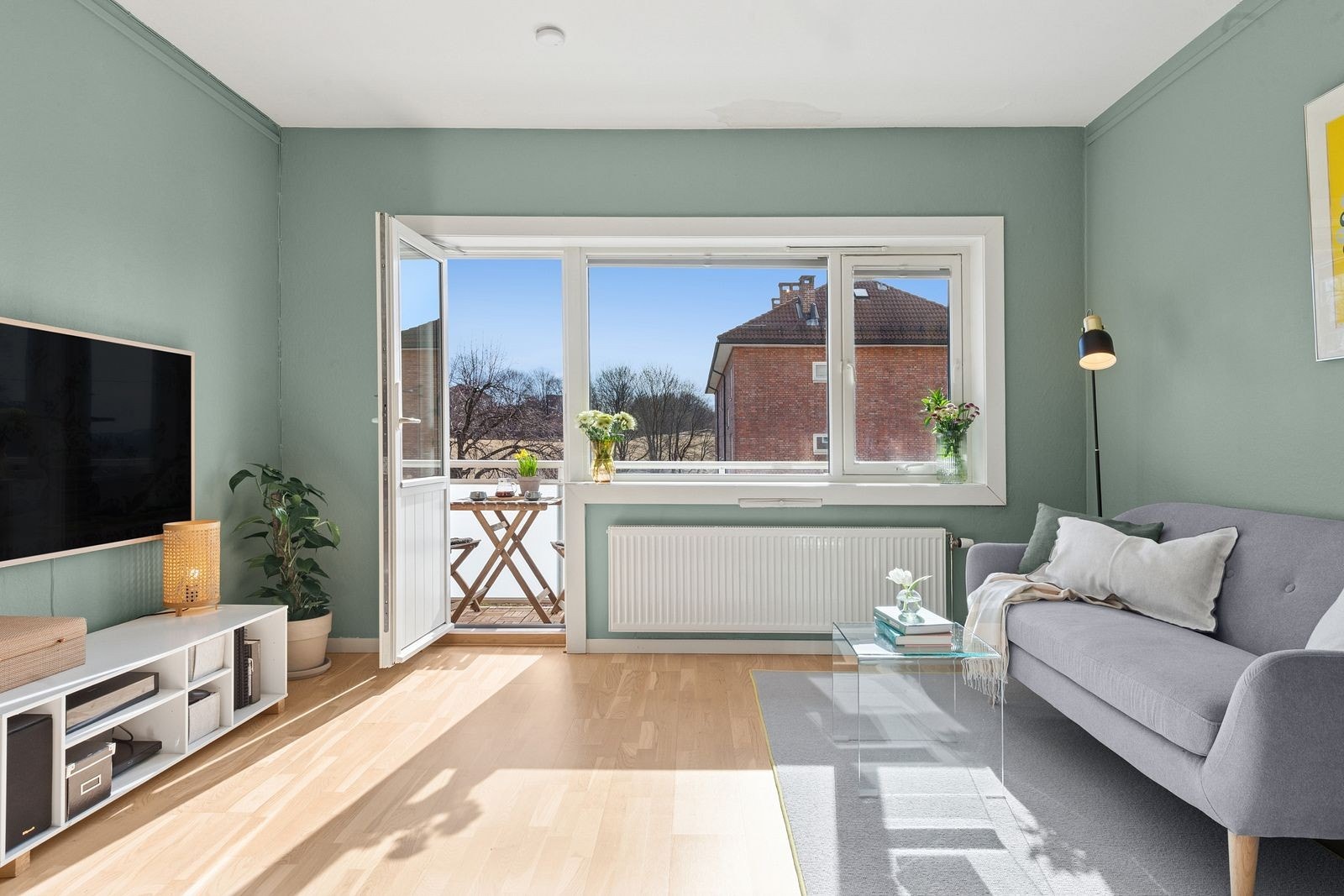 Store vindusflater som slipper inn rikelig med naturlig lys går igjen i alle boligens rom Galleribilde