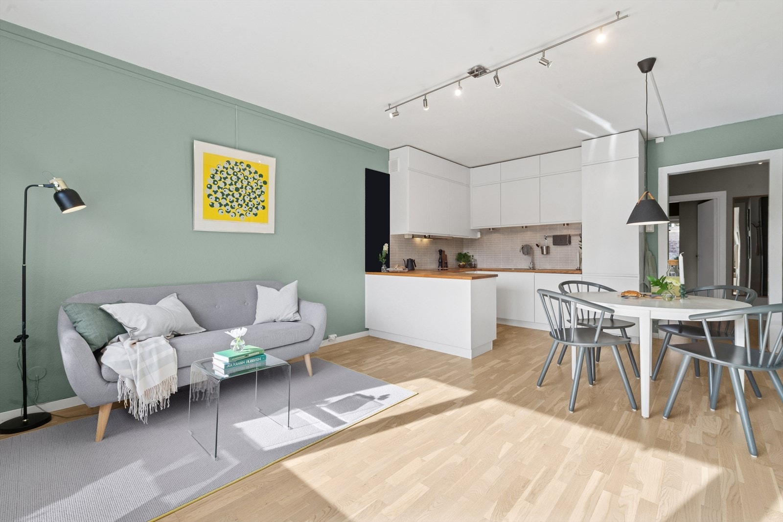 Stuen og kjøkkenet er gjort i en åpen løsning, men deles naturlig inn i to soner ved bruk av kjøkkenøy Galleribilde