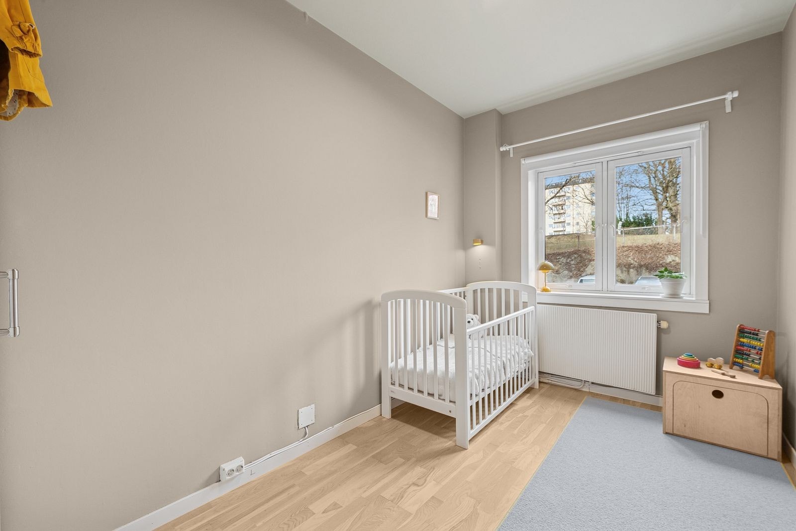 Begge soverommene vender inn mot rolig bakgård og frodig grøntareal Galleribilde