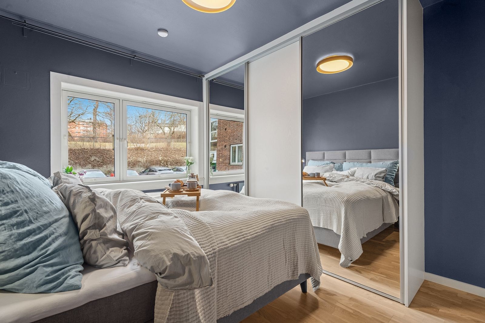 Hovedsoverommet. Utsikt ut mot skulpturparken Galleribilde