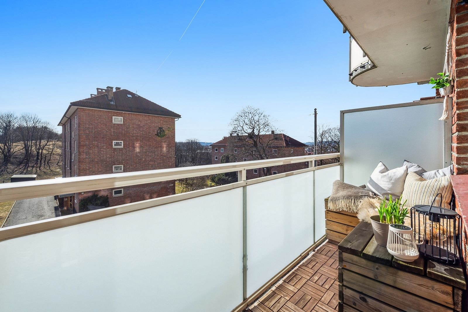 Ut mot gateplan er boligen en høy andre etasje og du får svært gode solforhold og har et åpen utsyn mot nabolaget. Fjordgløtt vinter og vår. Galleribilde