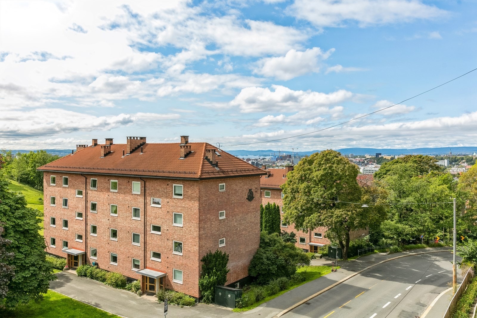 Pent utsyn ut mot nabogårder og flotte parkområder Galleribilde