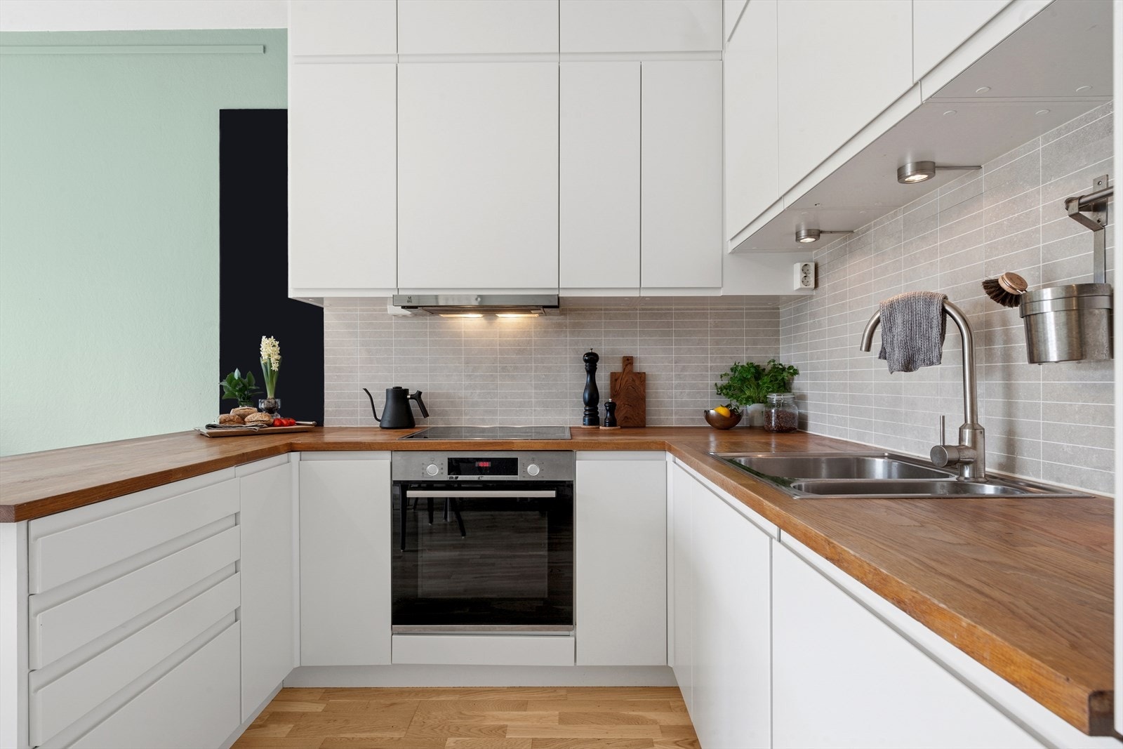 Integrert platetopp, stekeovn, oppvaskmaskin og kjøle/fryseskap medfølger salget Galleribilde