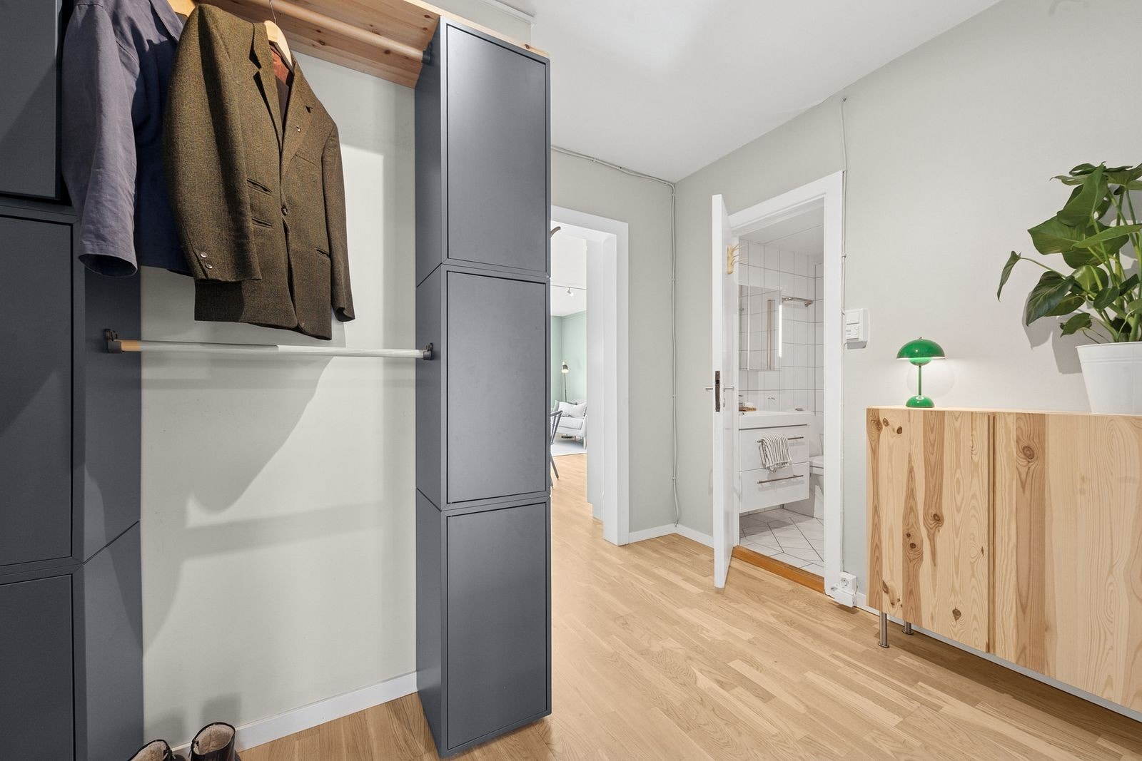 Velkommen inn til en romslig entré med god plass til hyller, garderobe og ekstra oppbevaringsmøblement Galleribilde