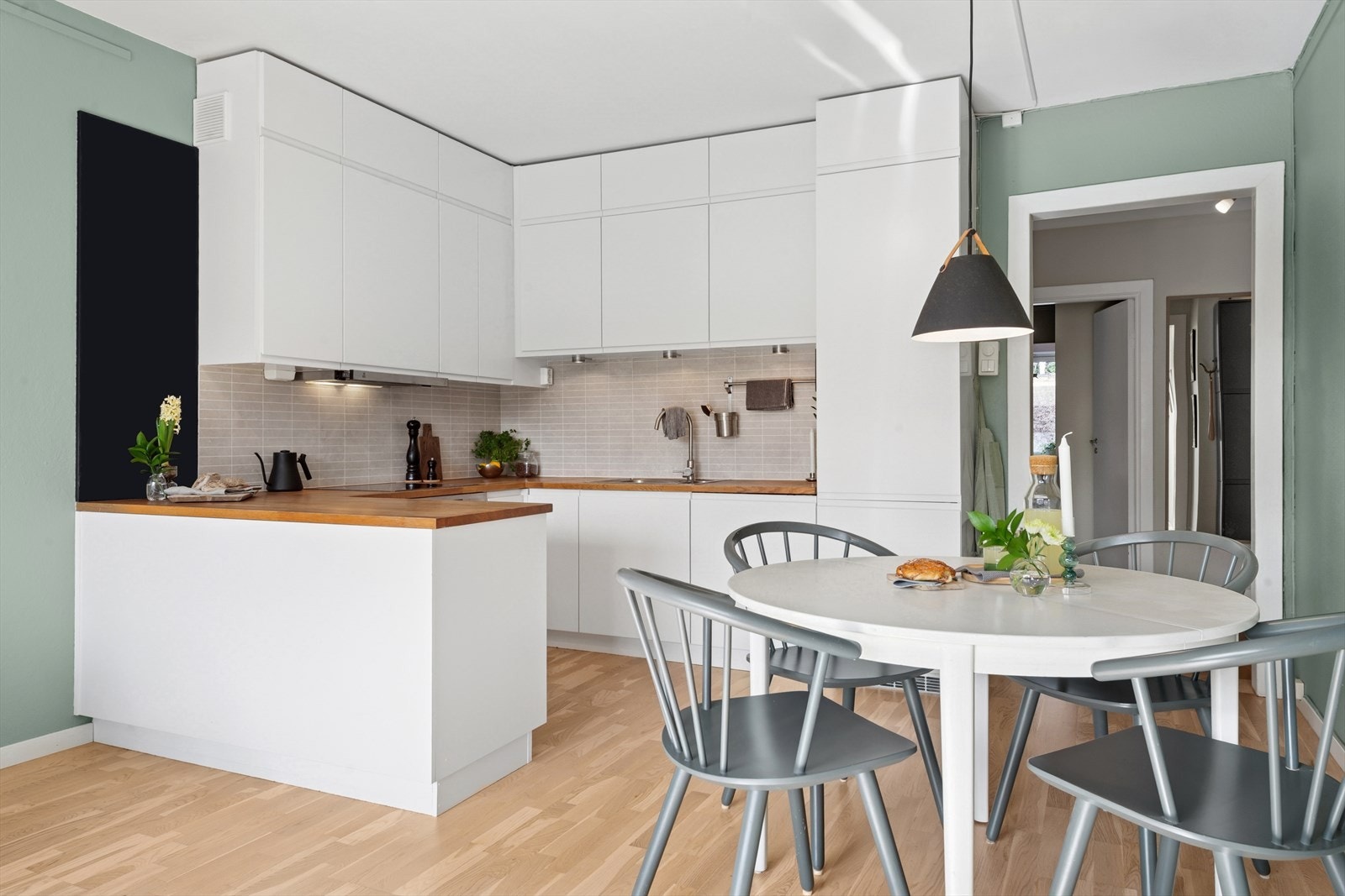 Stilfullt HTH kjøkken fra 2014 med gode oppbevaringsmuligheter Galleribilde