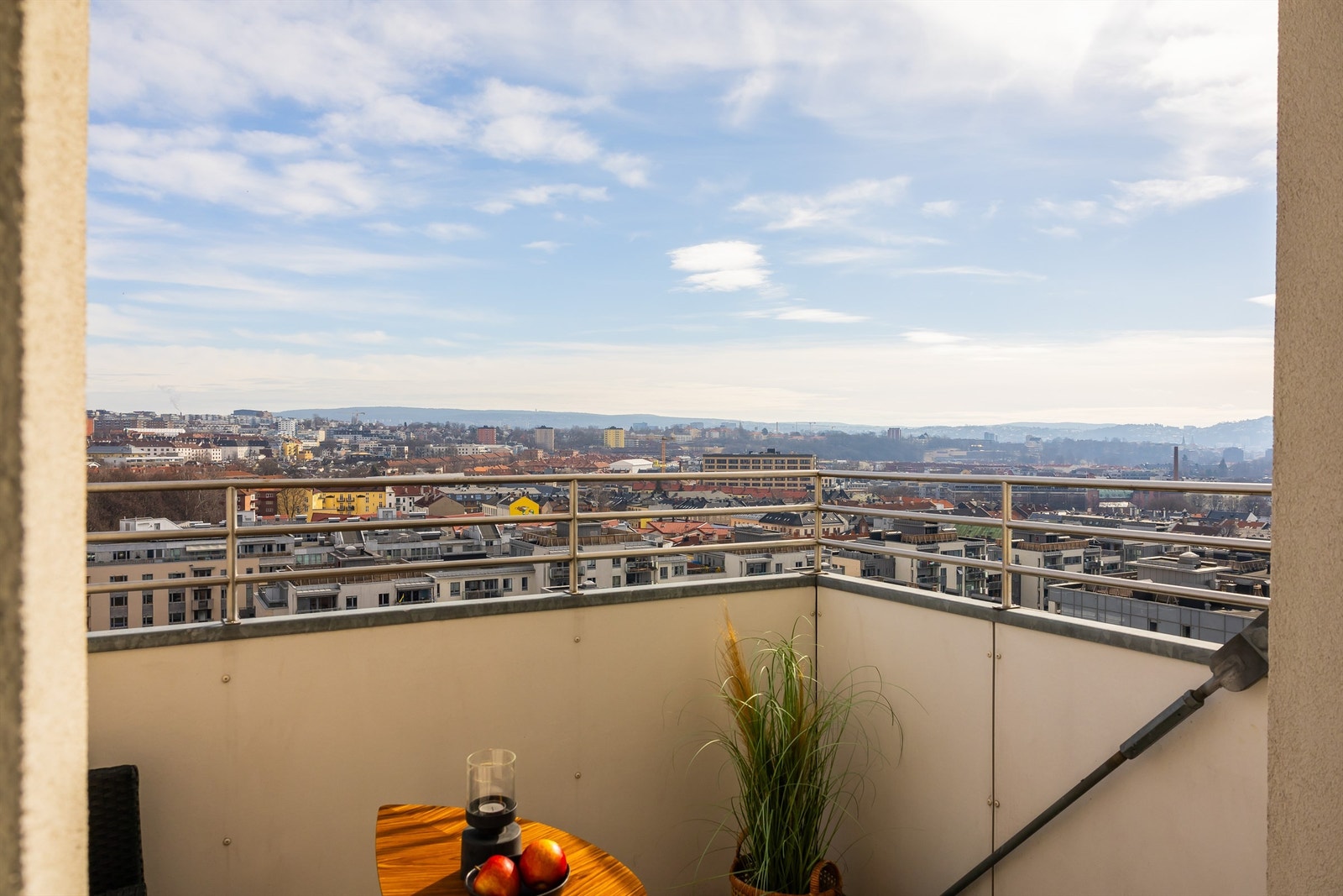 Selger informerer om gode solforhold med sol fra soloppgang til ca. 13:30 - 14:00. Galleribilde