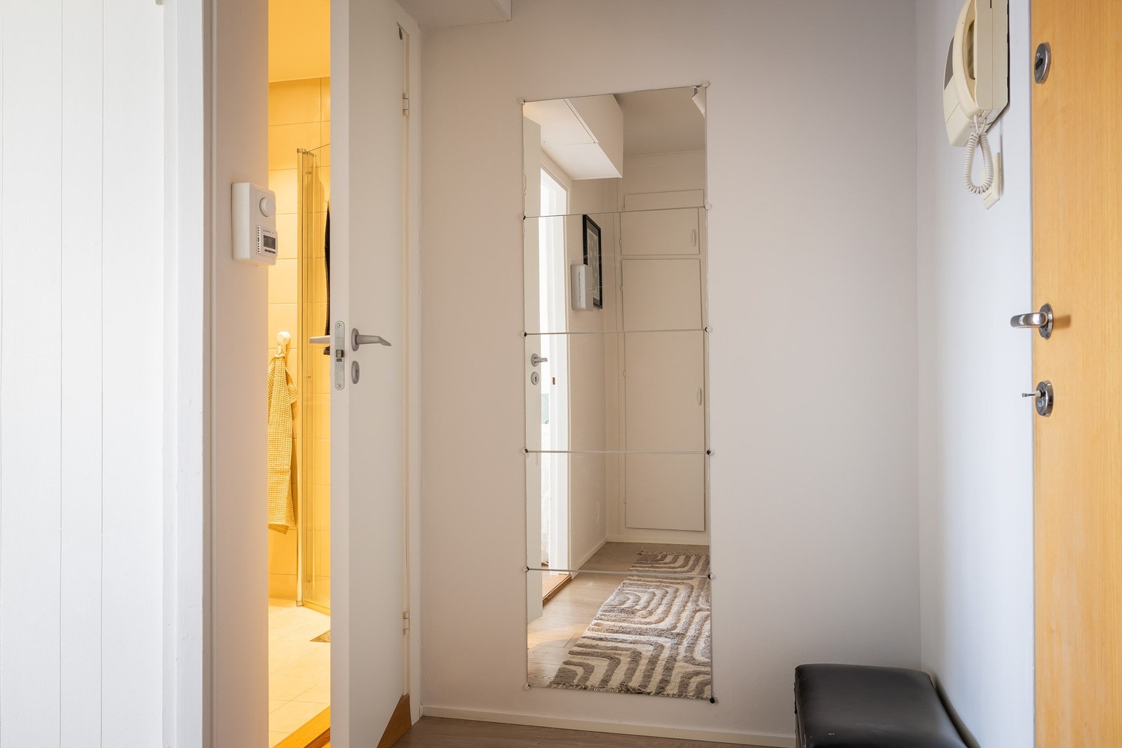 Leilighetens entré er lys og innbydende og gir et godt førsteinntrykk av boligen. Galleribilde