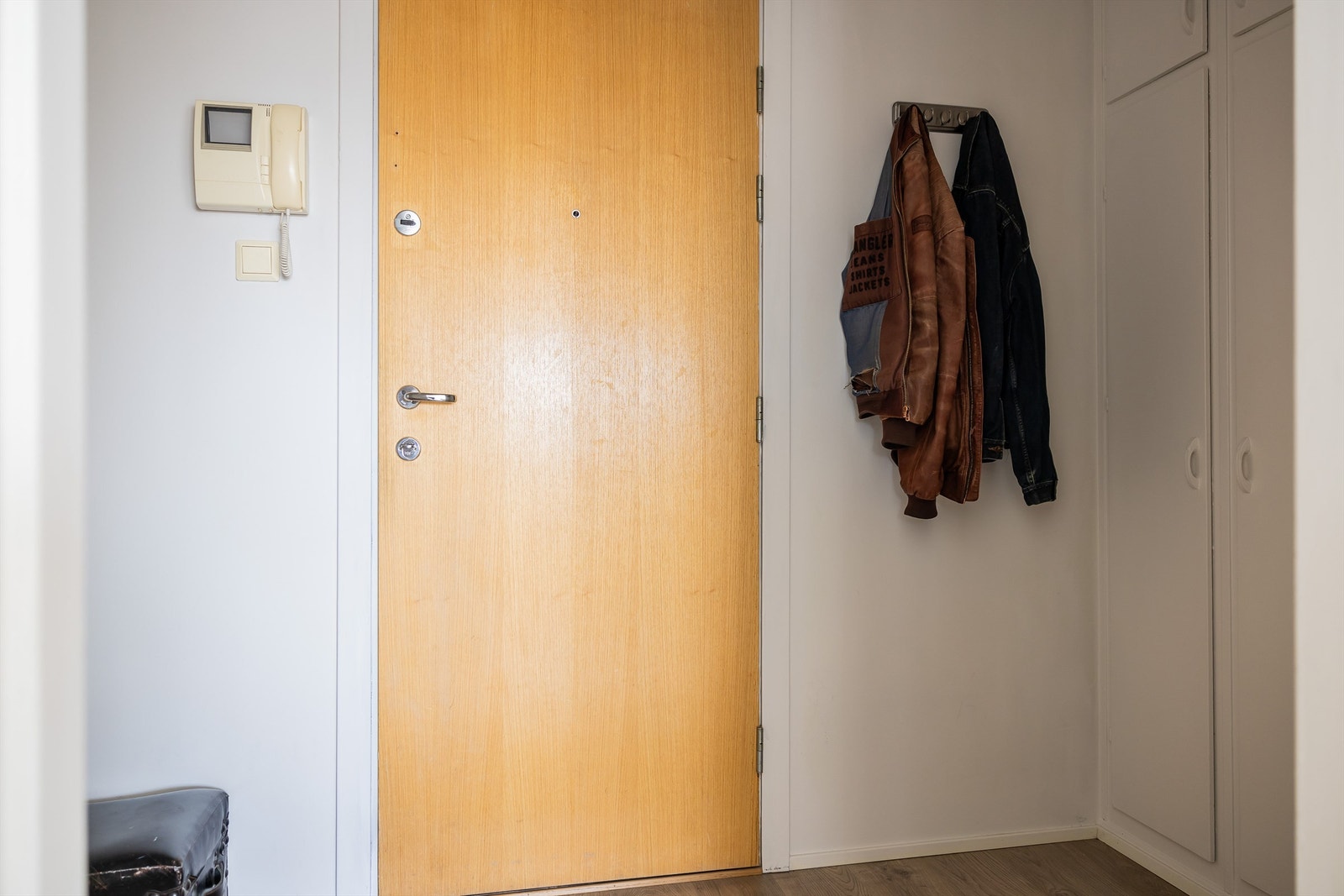 Her er det rikelig med plass til å henge fra seg yttertøyet og sette fra seg sko. Galleribilde