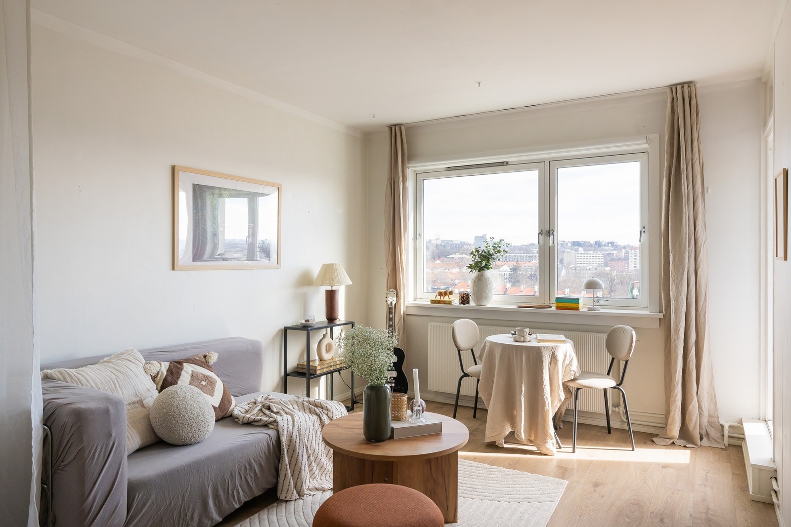 Vinduer og balkongdør slipper inn rikelig med lys og skaper en lys og luftig atmosfære i stuen. Galleribilde