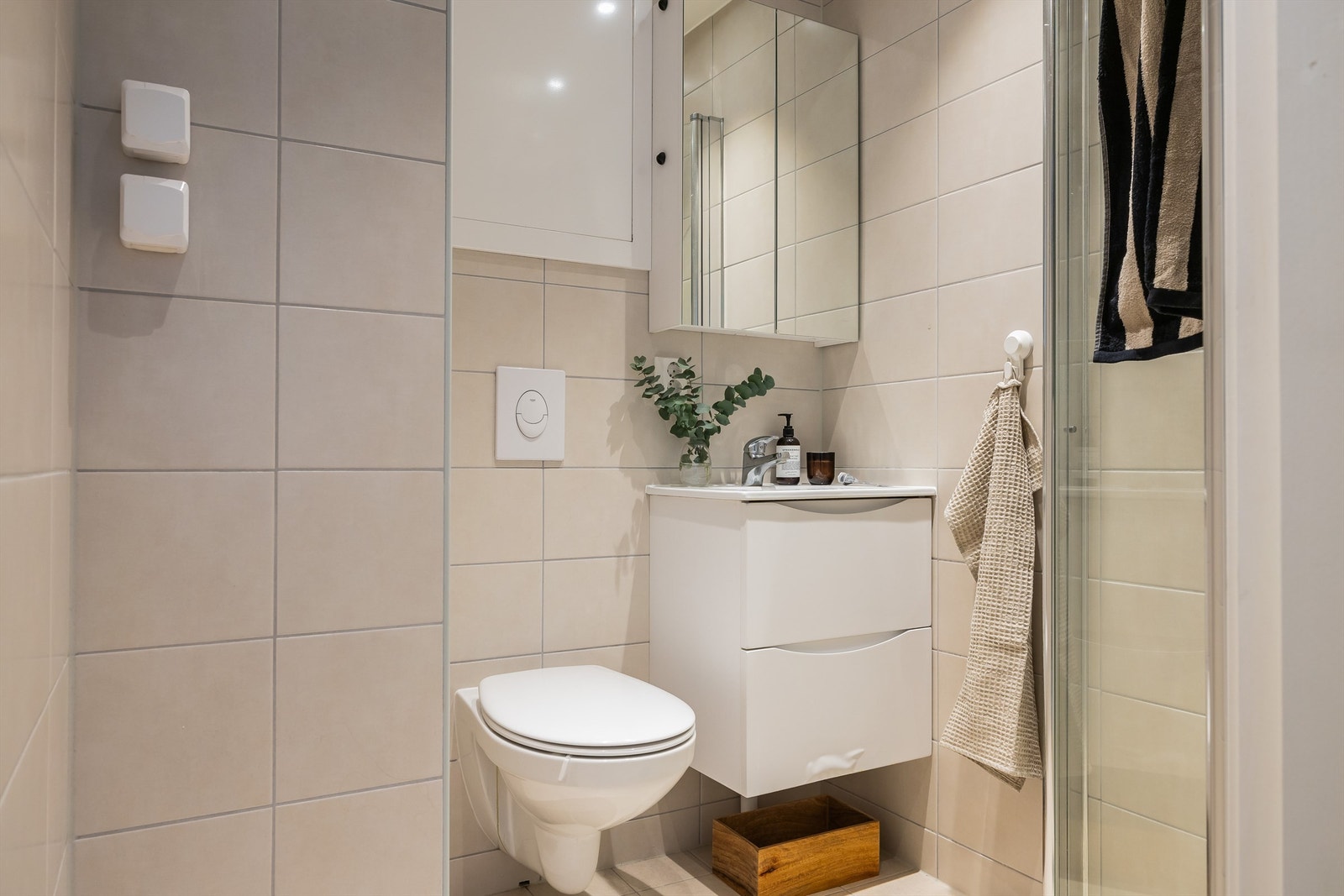 Badet ble rehabilitert i regi av borettslaget i 2022 og er pent flislagt på gulv og vegger med varme i gulvet. Baderomsinnredningen består av vegghengt servantskap med ovenpåliggende servant. Galleribilde