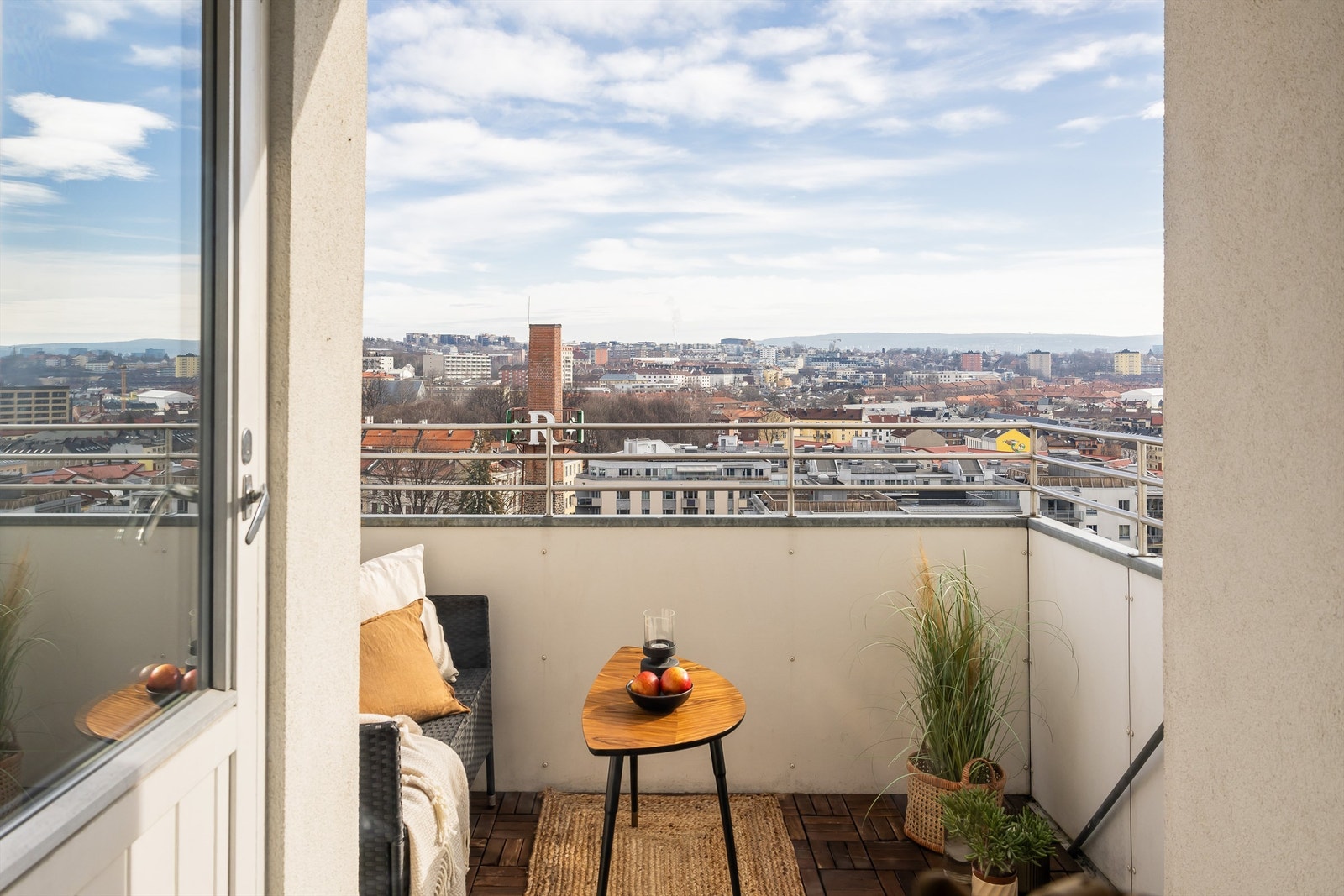 Fra stuen kommer du ut til boligens østvendte balkong på ca. 5 kvm. Galleribilde