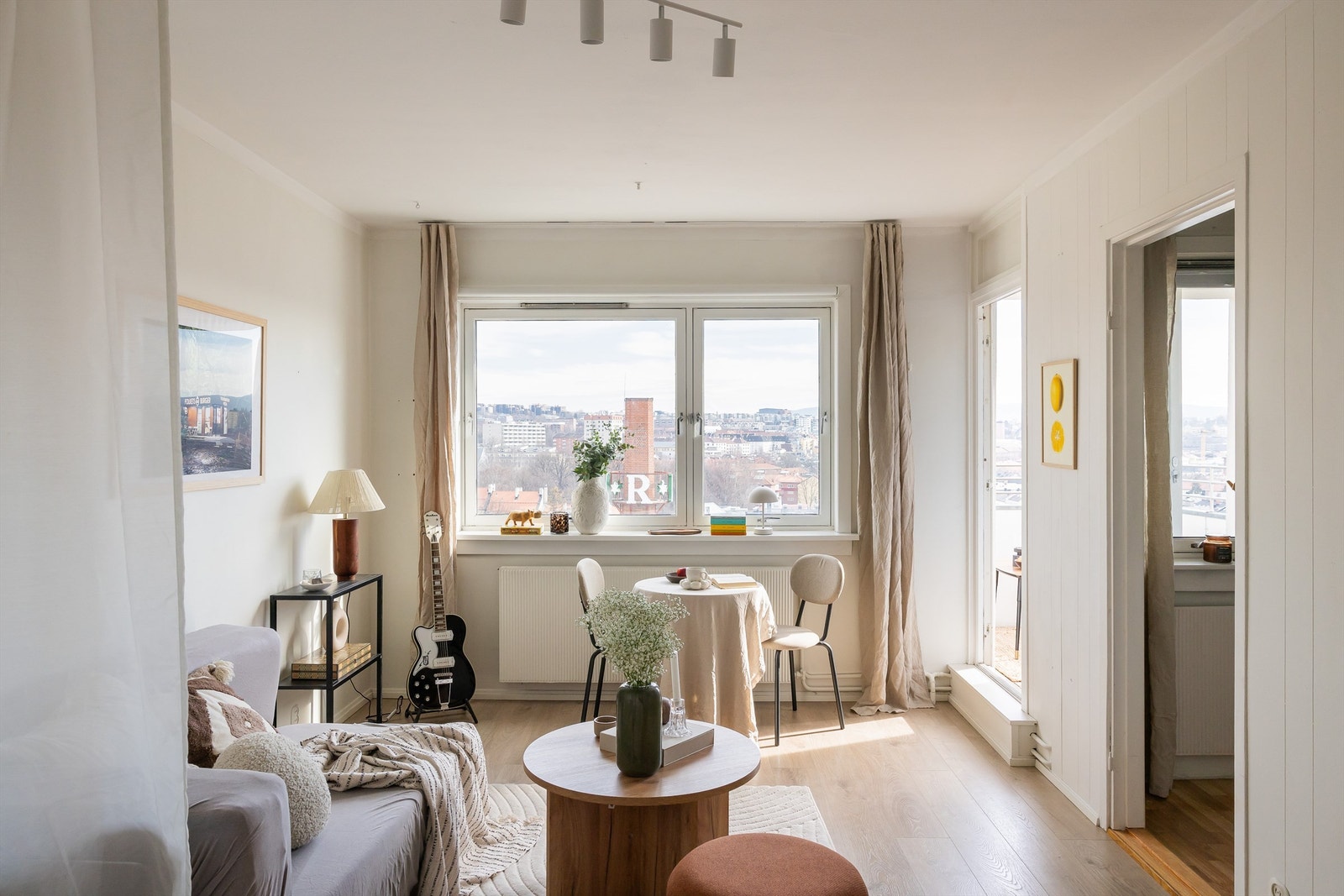 Stuen har god planløsning og kan enkelt innredes med en hyggelig sofagruppe med tilhørende sofabord. Galleribilde