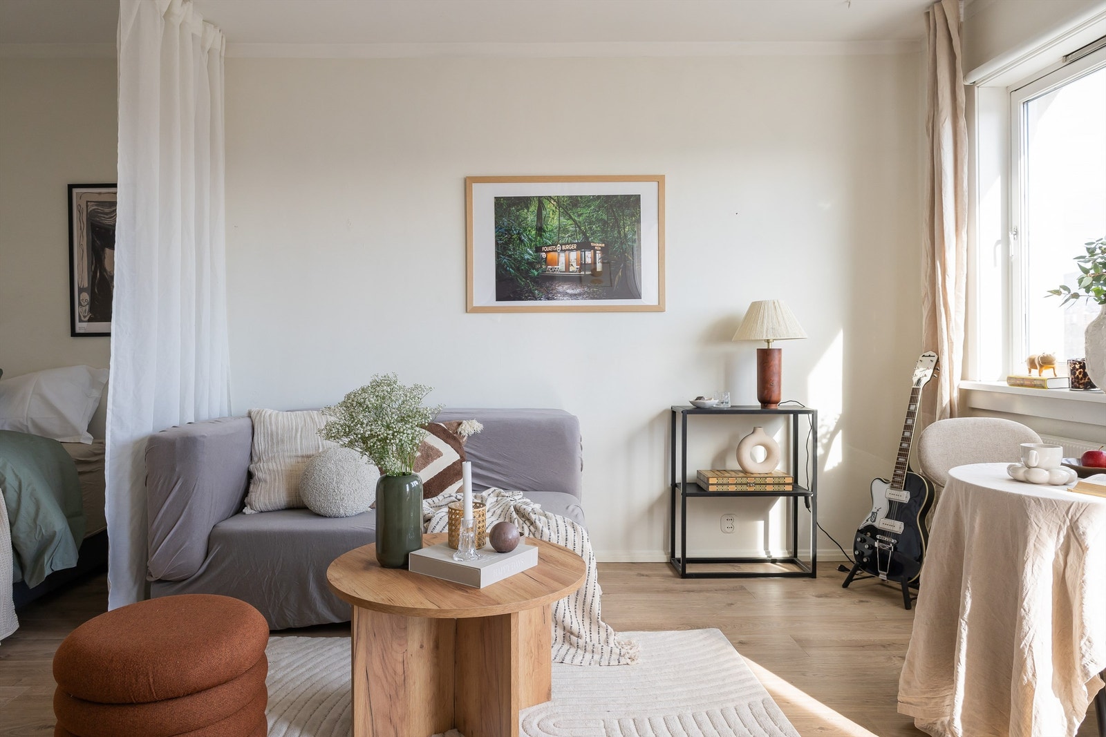 Overflatene er holdt i lyse nyanser som underbygger den luftige følelsen. Galleribilde