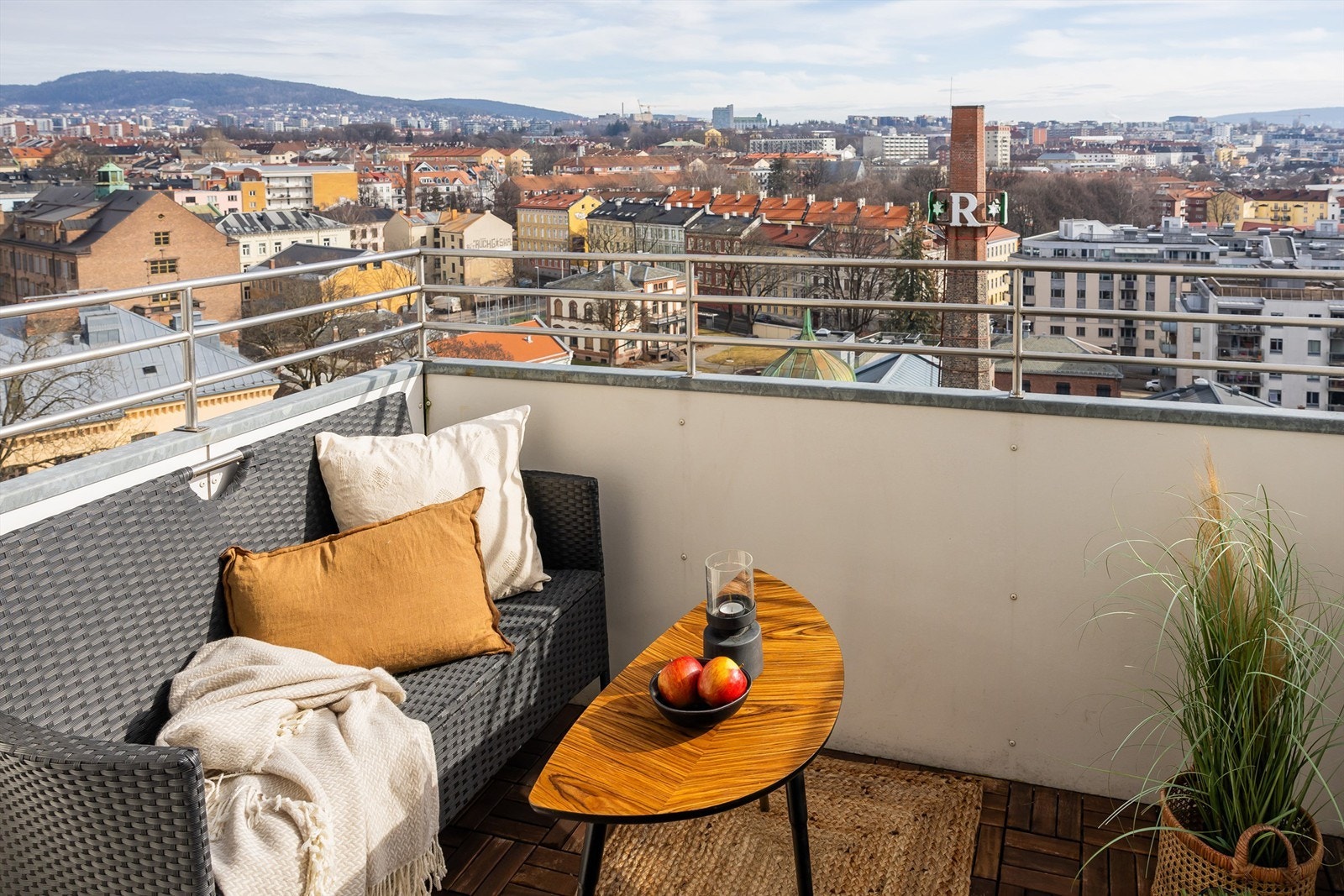 Her er det gode muligheter for å innrede med en hyggelig sittegruppe der årets varme dager kan nytes. Galleribilde