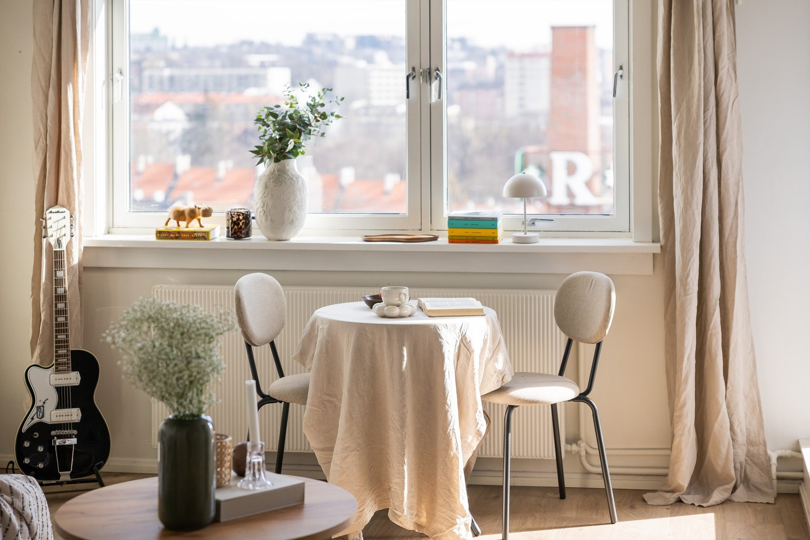 Det er plass til å invitere med en koselig spisegruppe. Galleribilde