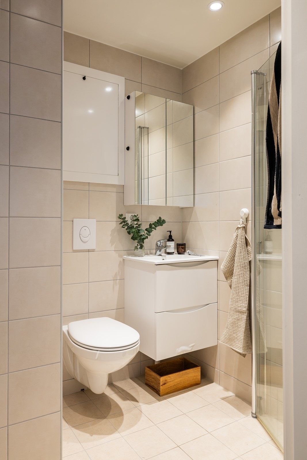 Videre har badet dusjhjørne med innfellbare glassdører og vegghengt toalett. Galleribilde