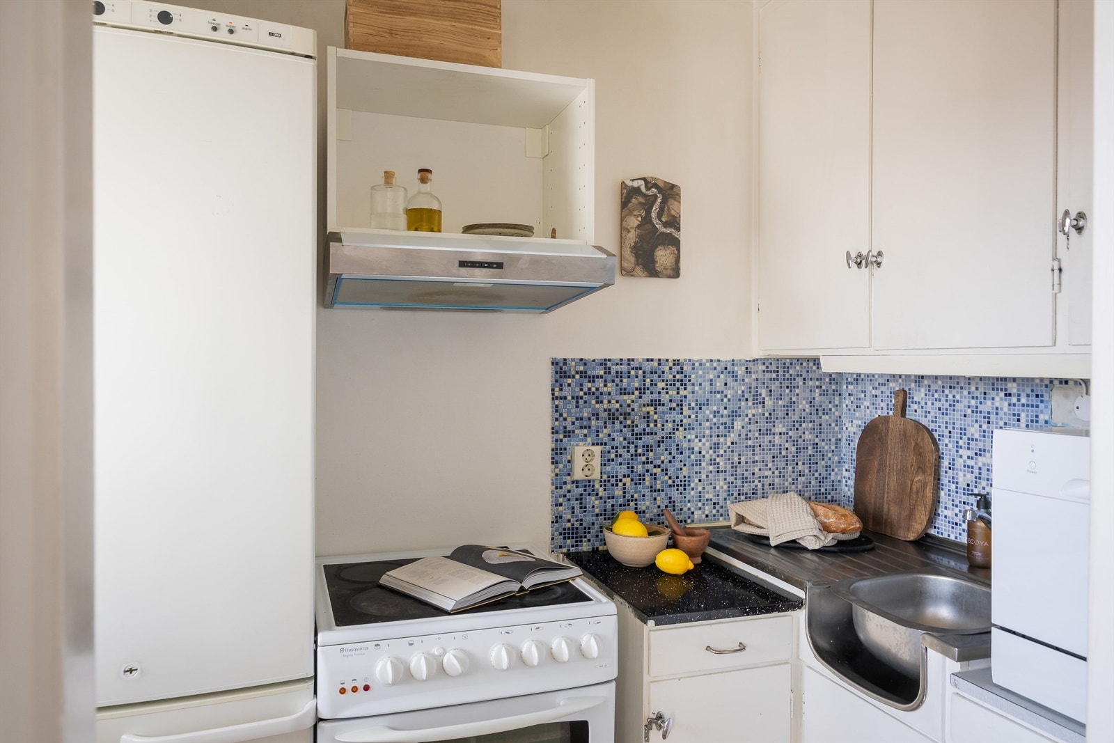 Kjøkkenet er holdt i en praktisk separat løsning fra stuen, noe som skaper en fin sone for matlagingen. Galleribilde