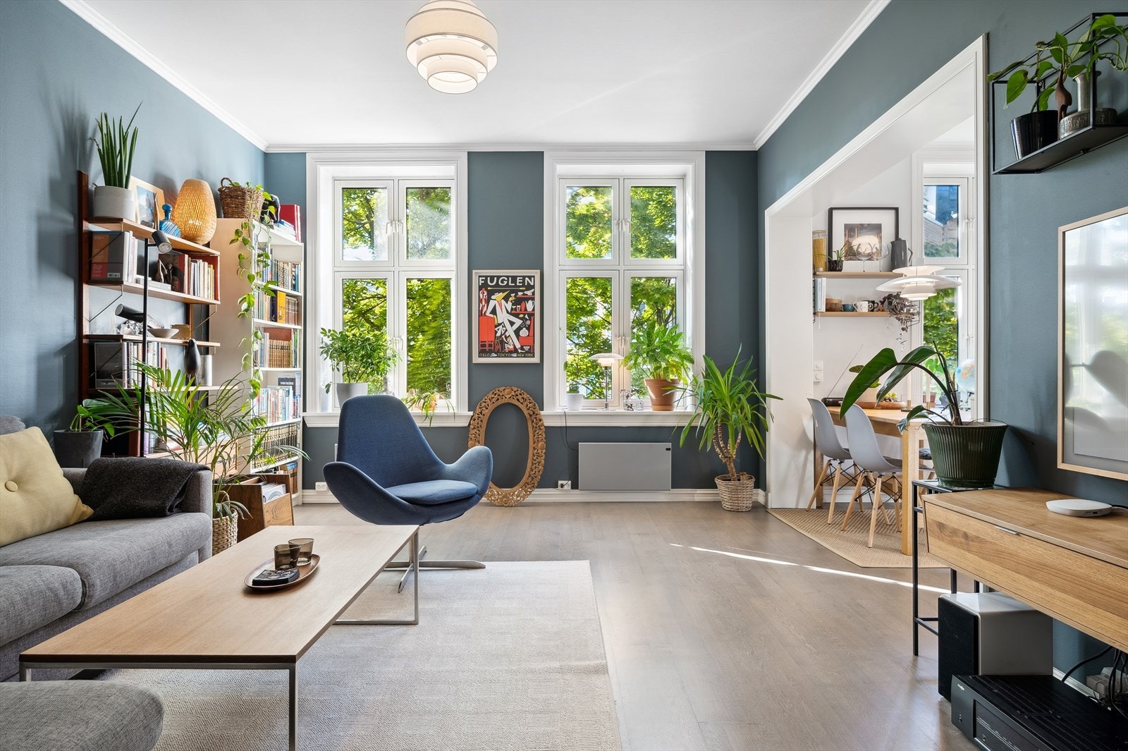 Stue med store vindusflater som slipper inn rikelig med dagslys, perfekt for både avslapning og sosiale sammenkomster. Galleribilde