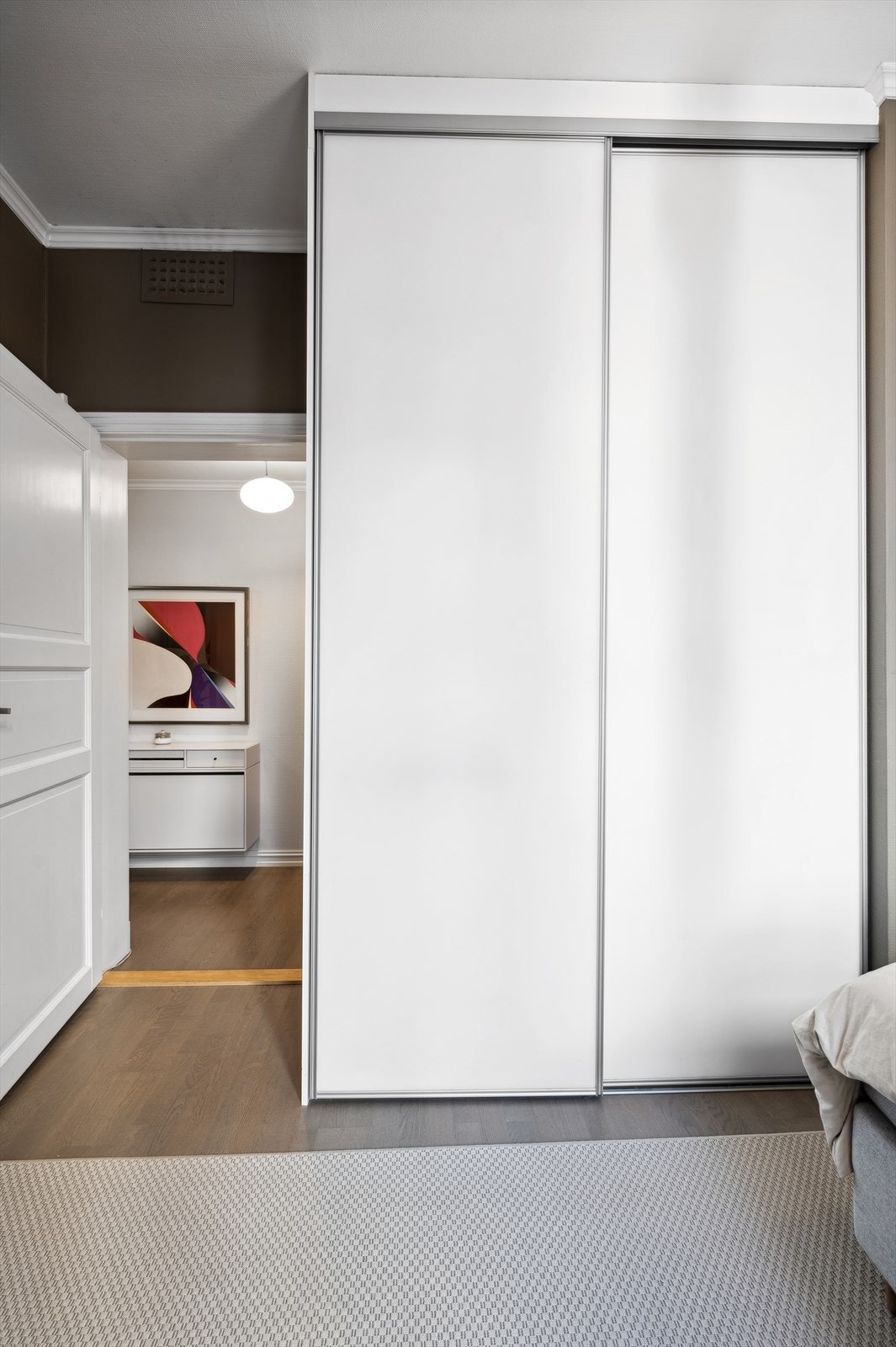 Det er rikelig med oppbevaringsplass i skyvedørgarderobe Galleribilde