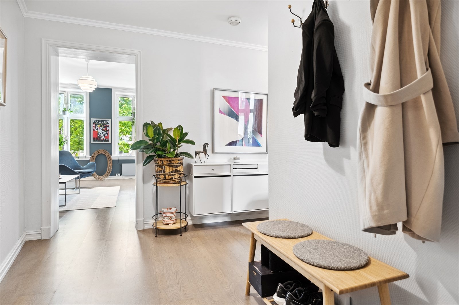 Lys og innbydende entré med plass til yttertøy og sko - velkommen inn! Galleribilde