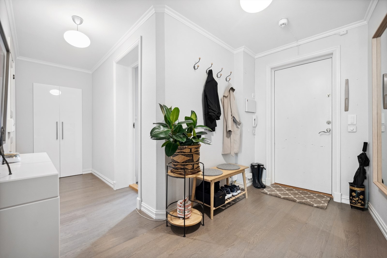 Entréen har en romslig og åpen løsning med flere innredningsmuligheter Galleribilde