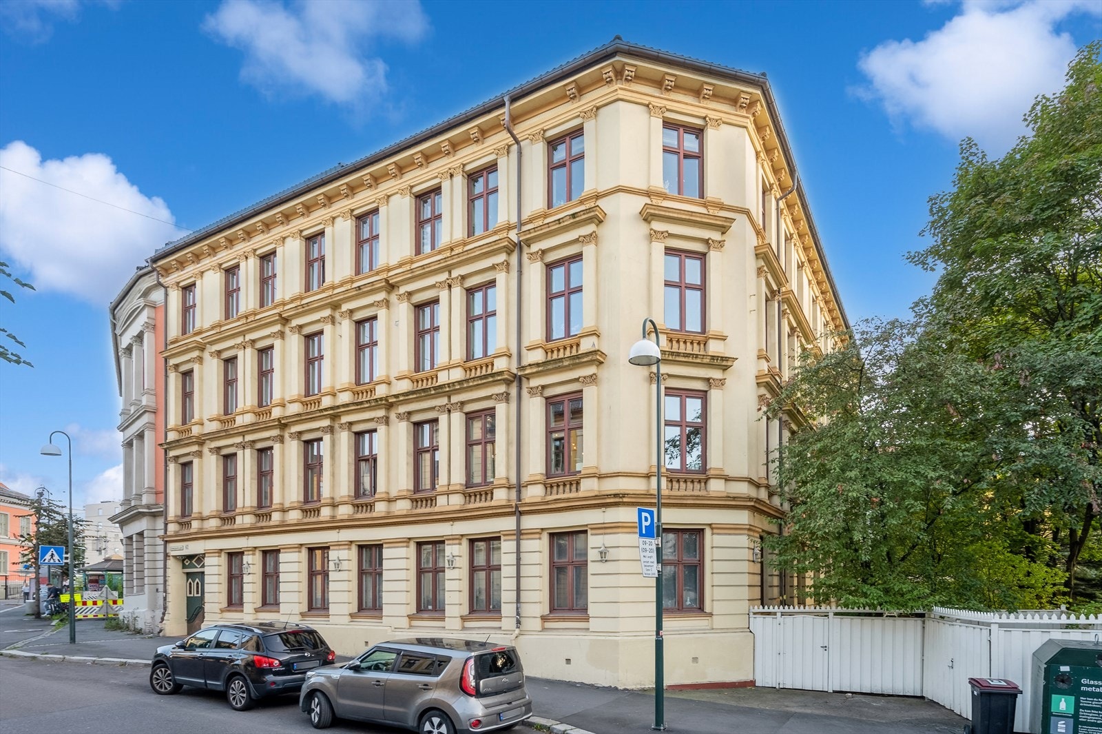 Leiligheten ligger fint til i byggets 3. etasje. Bredt og klassisk fint trappeløp. Galleribilde