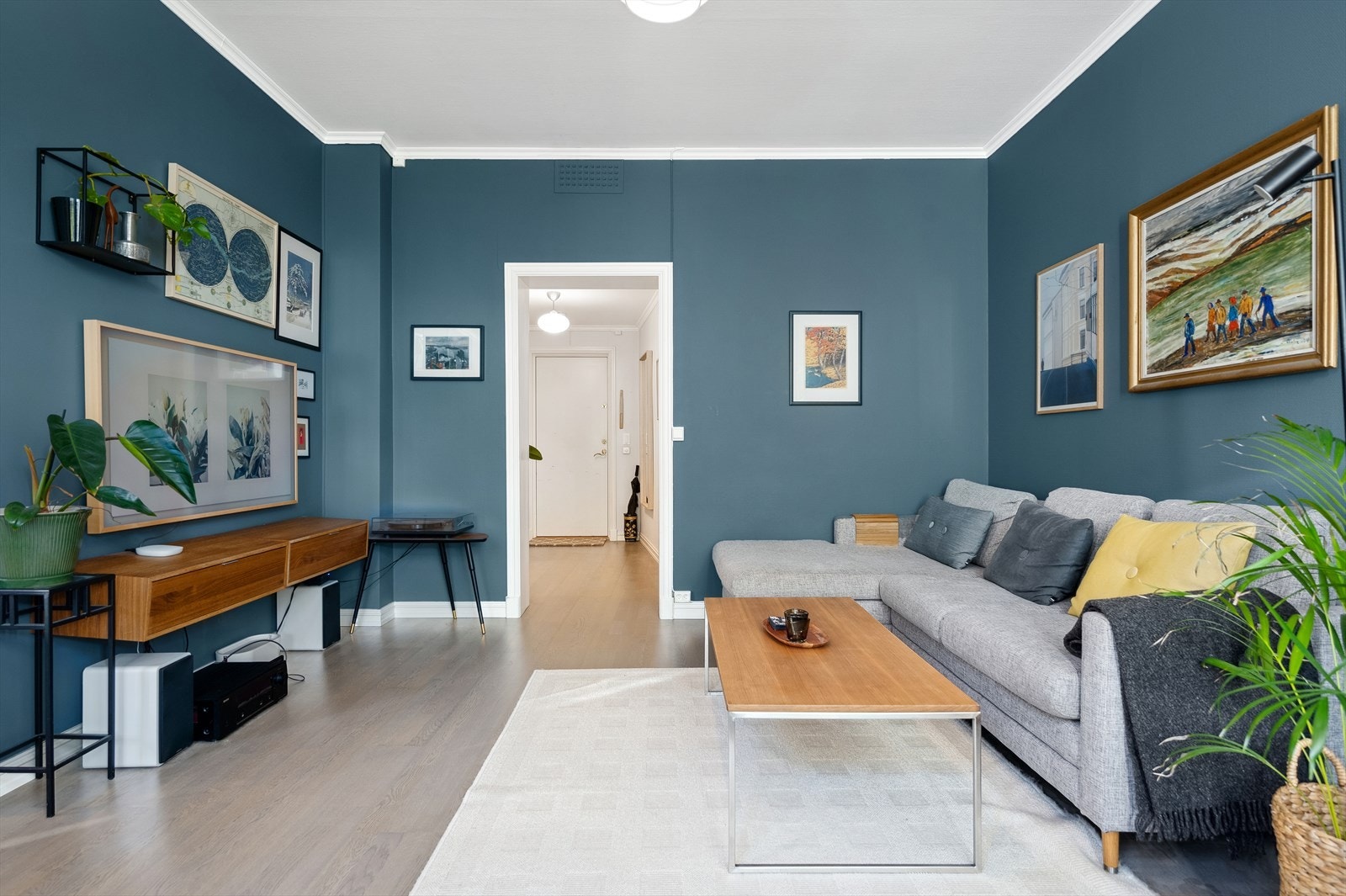 Stilfulle og lune fargetoner. Den åpne løsningen gir en naturlig forbindelse til resten av boligen og skaper en harmonisk romfølelse. Galleribilde