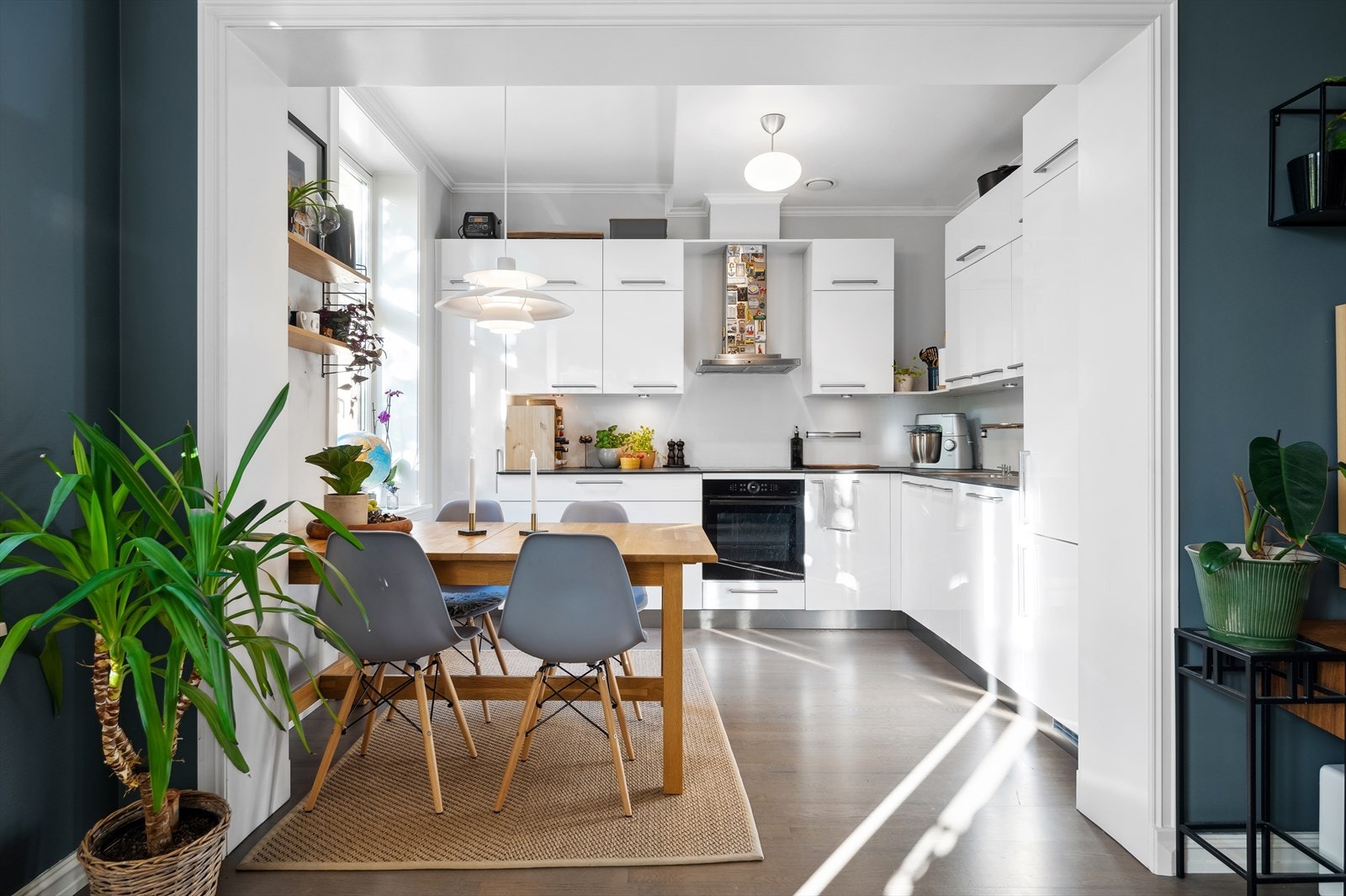 Den delvise åpne løsningen mot stuen gjør kjøkkenet til et sosialt allrom. Galleribilde