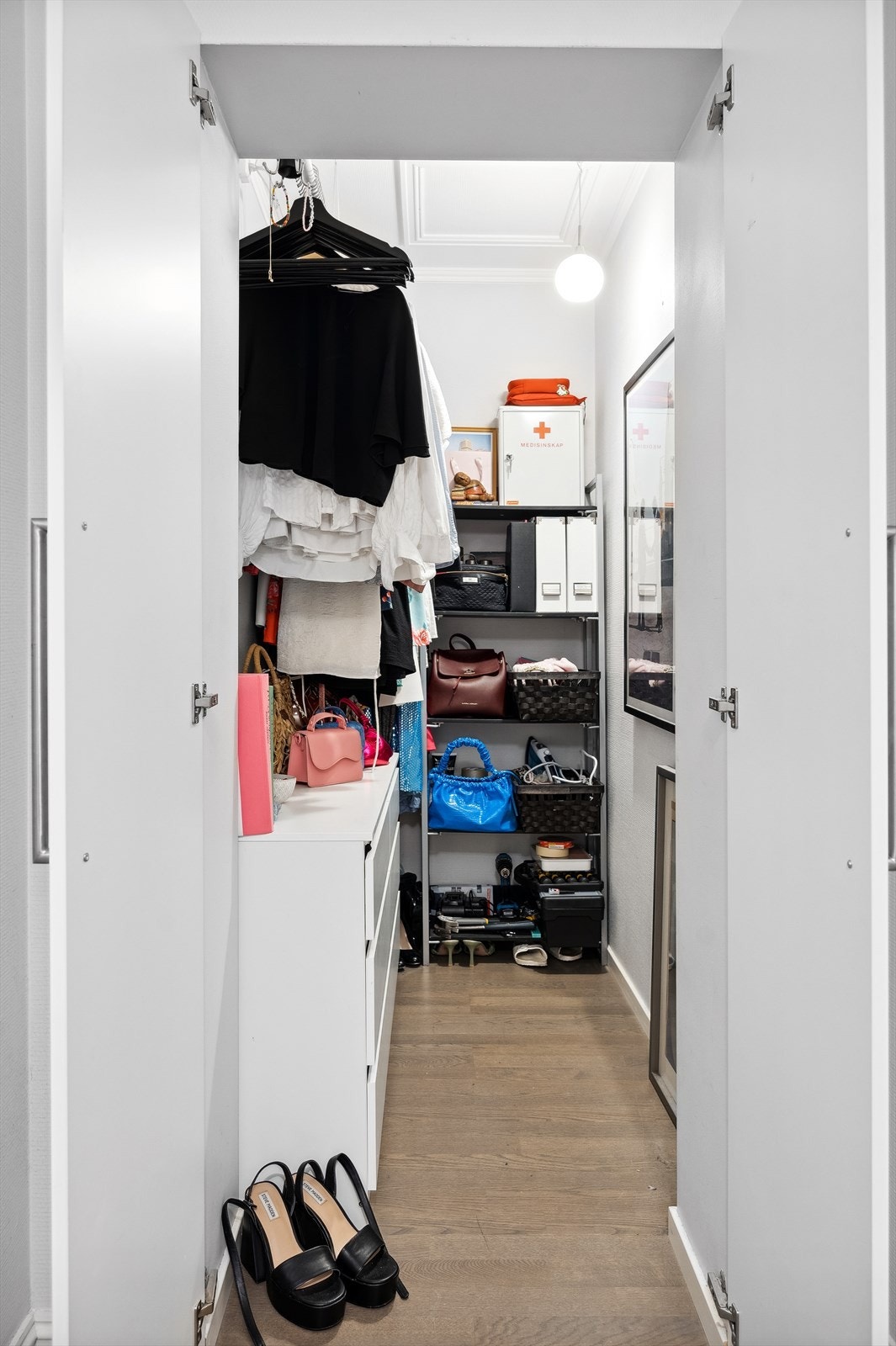 Praktisk walk-in-closet med gode oppbevaringsmuligheter for klær, sko og tilbehør. Galleribilde