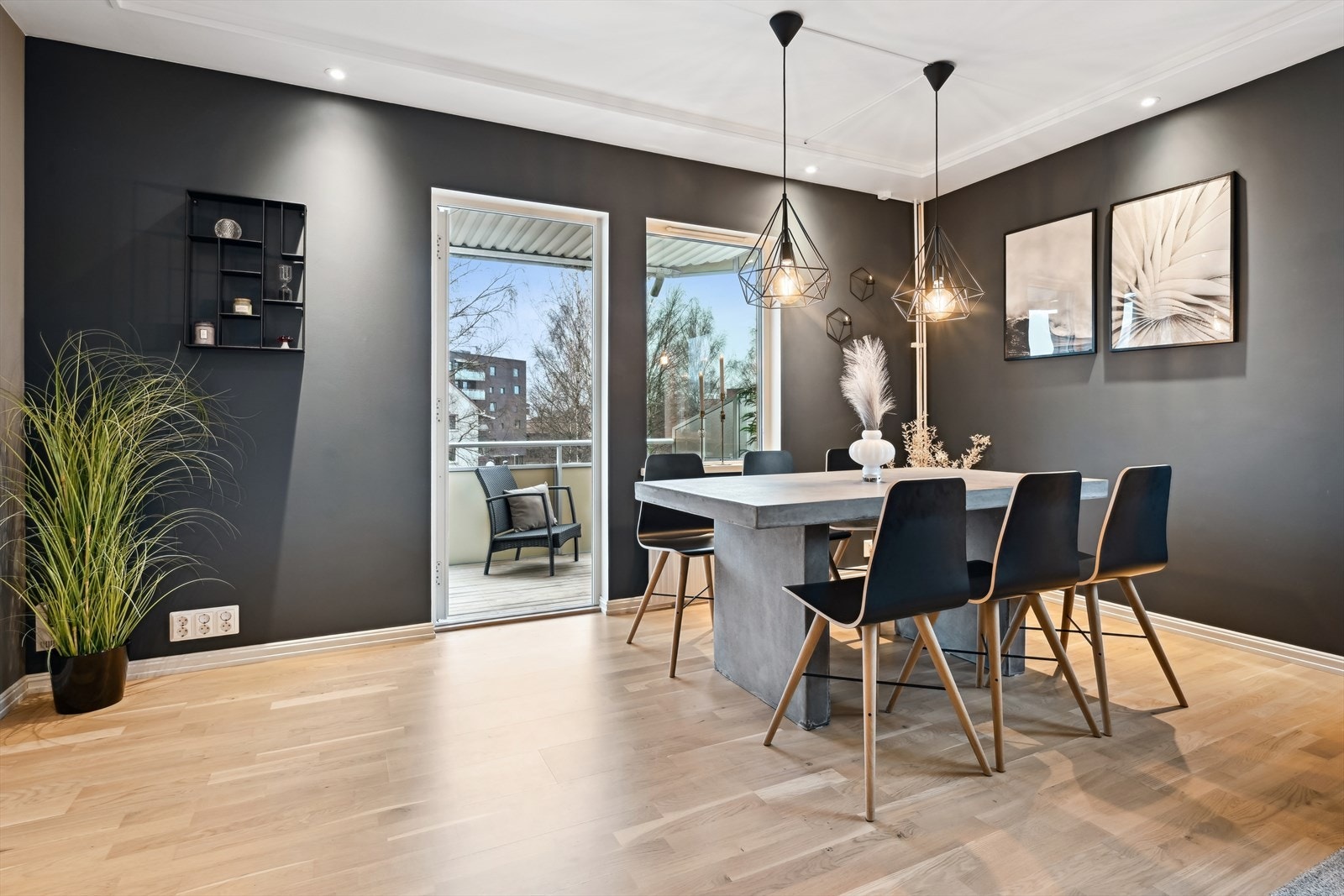 Flere vindusflater slipper inn godt med naturlig lys. Galleribilde